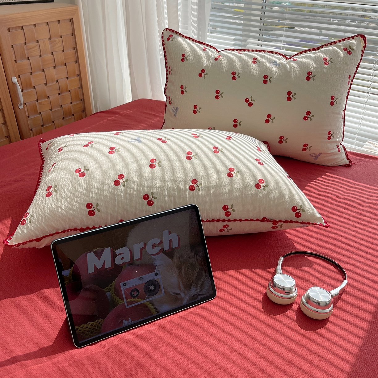 91家纺网 家纺一手货源 找家纺 桃心家居 2026新款A类费尔岛可爱卡通贝壳边三角针工艺双层纱泡芙棉泡芙纱系列四件套 泡芙棉-甜甜樱桃