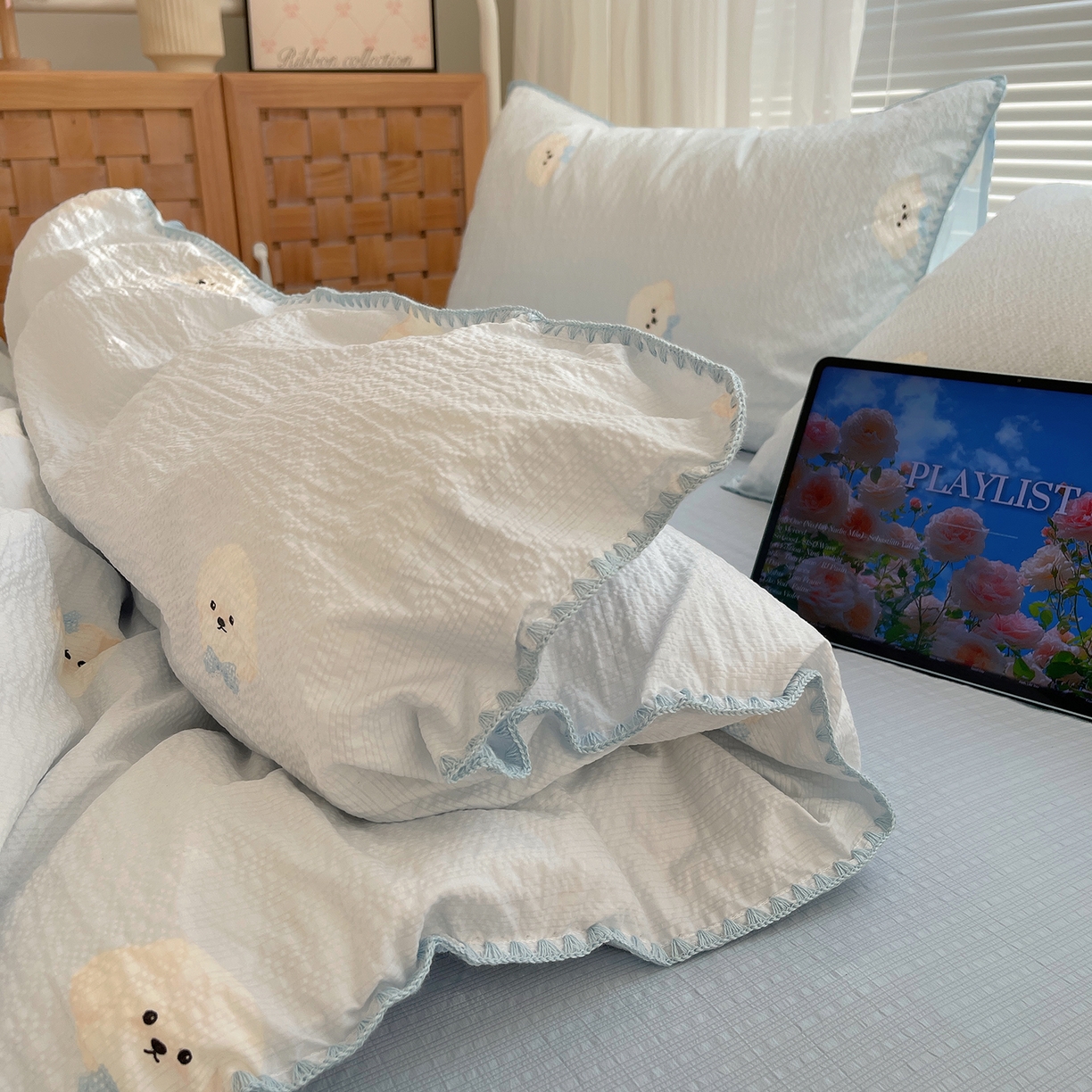 91家纺网 家纺一手货源 找家纺 桃心家居 2026新款A类费尔岛可爱卡通贝壳边三角针工艺双层纱泡芙棉泡芙纱系列四件套 泡芙棉-蓝甜云朵狗