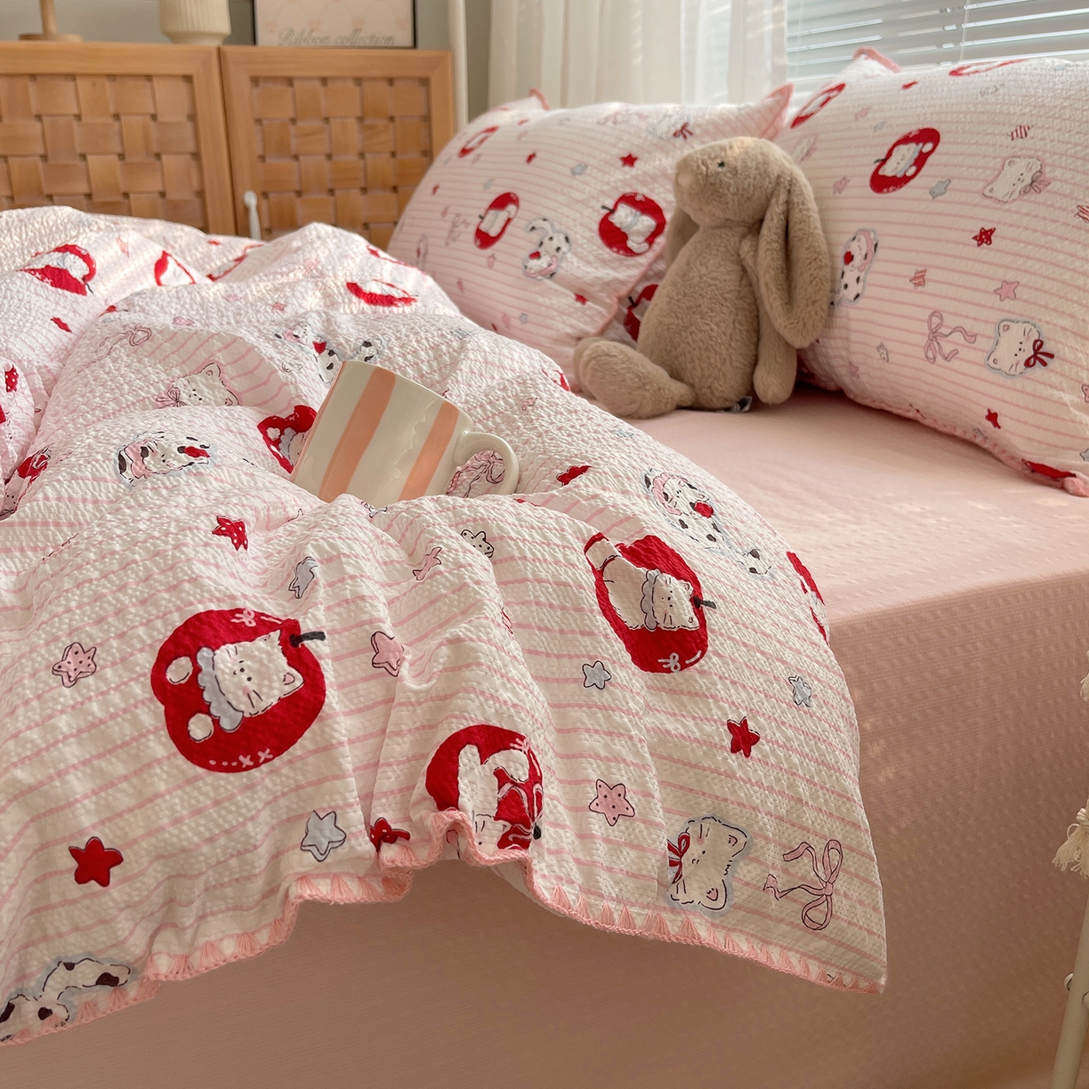 91家纺网 家纺一手货源 找家纺 桃心家居 2026新款A类费尔岛可爱卡通贝壳边三角针工艺双层纱泡芙棉泡芙纱系列四件套 泡芙棉-奶芙猫猫