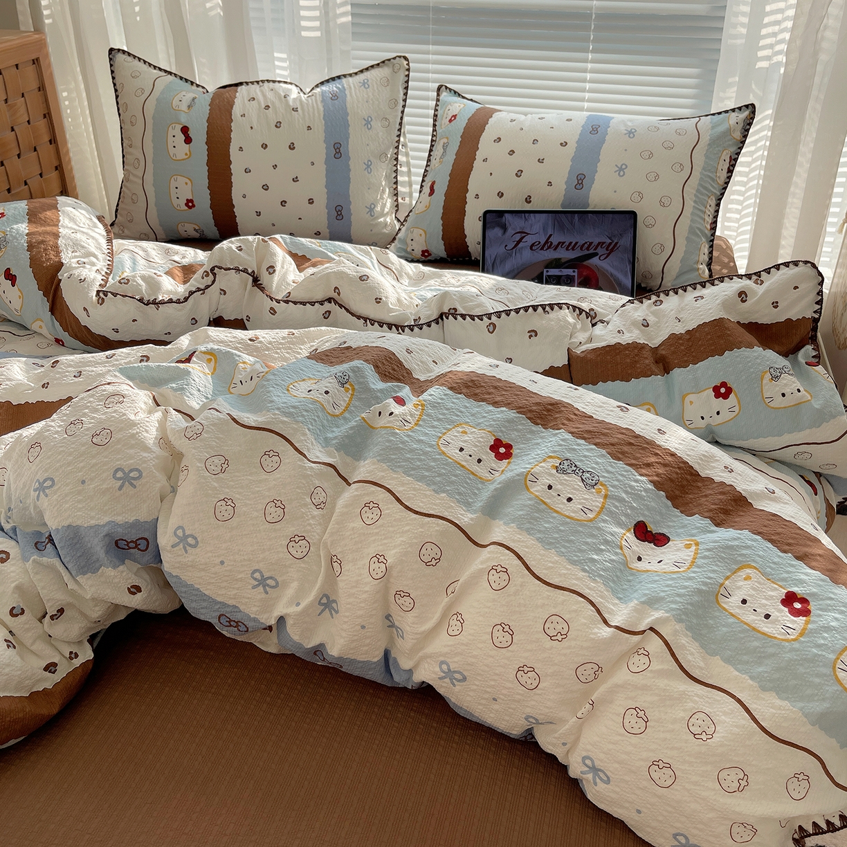 91家纺网 家纺一手货源 找家纺 桃心家居 2026新款A类费尔岛可爱卡通贝壳边三角针工艺双层纱泡芙棉泡芙纱系列四件套 泡芙棉-海盐布丁猫