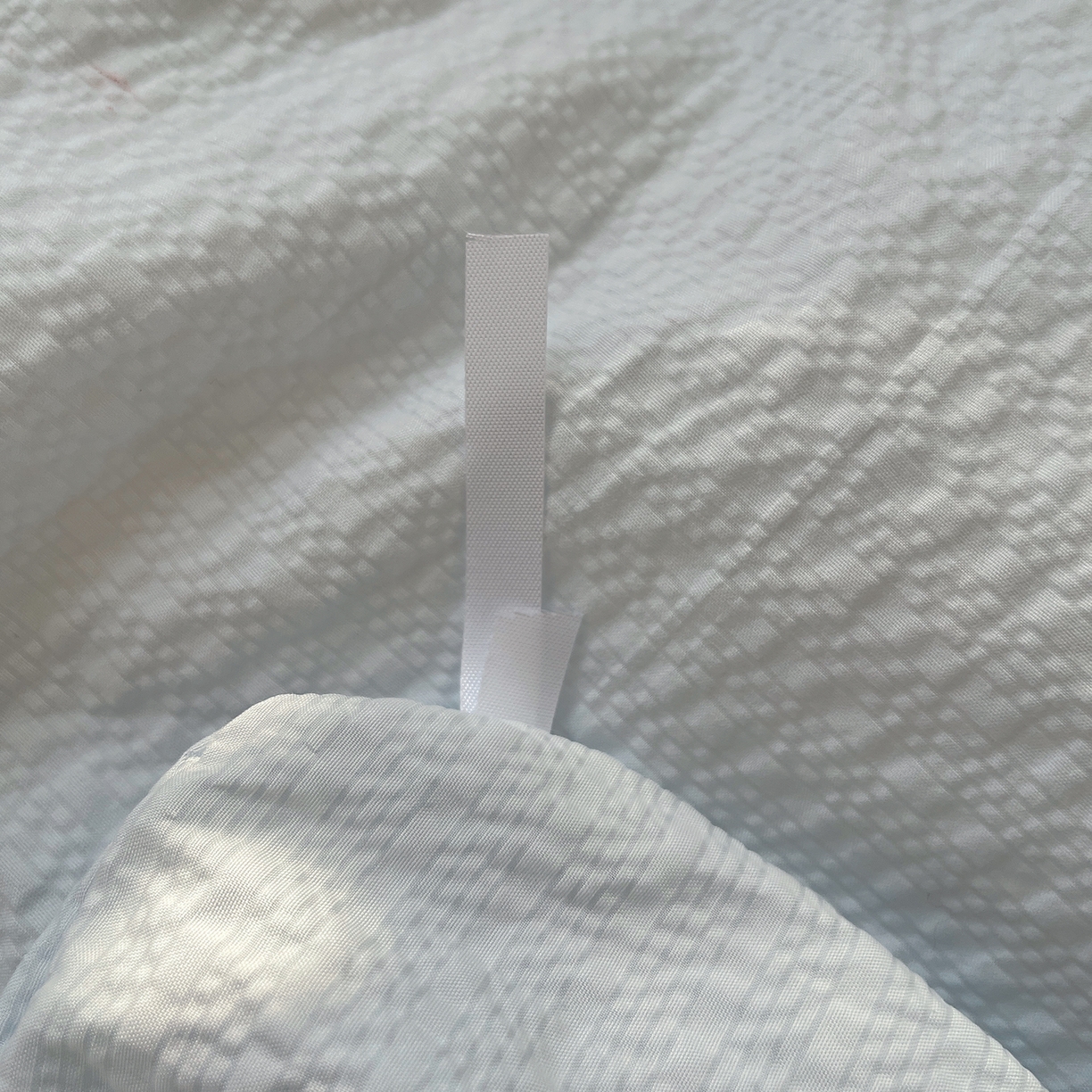 91家纺网 家纺一手货源 找家纺 桃心家居 2026新款A类费尔岛可爱卡通贝壳边三角针工艺双层纱泡芙棉泡芙纱系列四件套 泡芙棉-蓝甜云朵狗