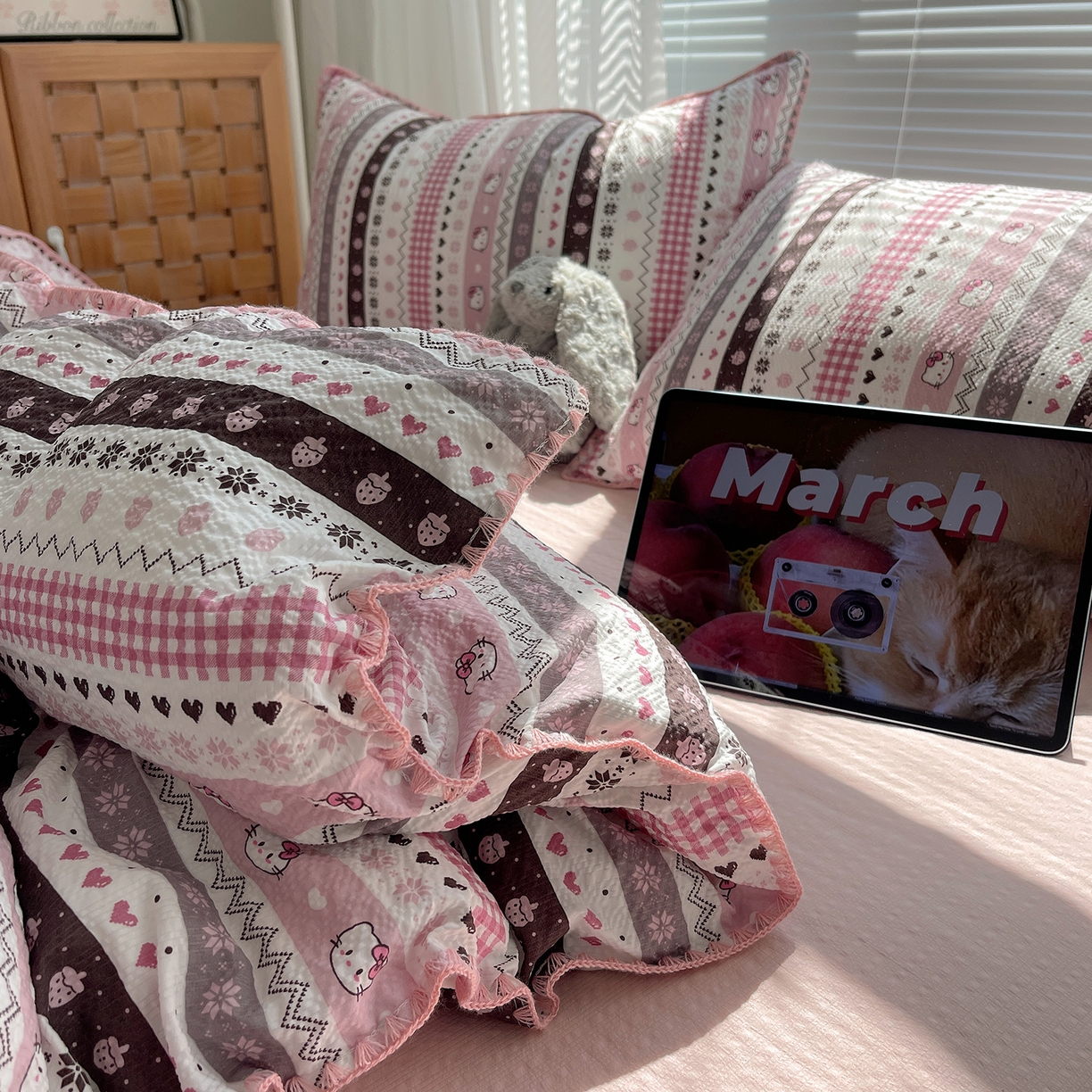 91家纺网 家纺一手货源 找家纺 桃心家居 2026新款A类费尔岛可爱卡通贝壳边三角针工艺双层纱泡芙棉泡芙纱系列四件套 泡芙棉-甜梦猫咪