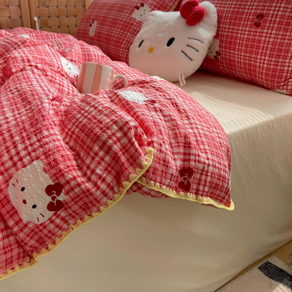 91家纺网 家纺一手货源 找家纺 桃心家居 2026新款A类费尔岛可爱卡通贝壳边三角针工艺双层纱泡芙棉泡芙纱系列四件套 泡芙棉-红格布丁猫
