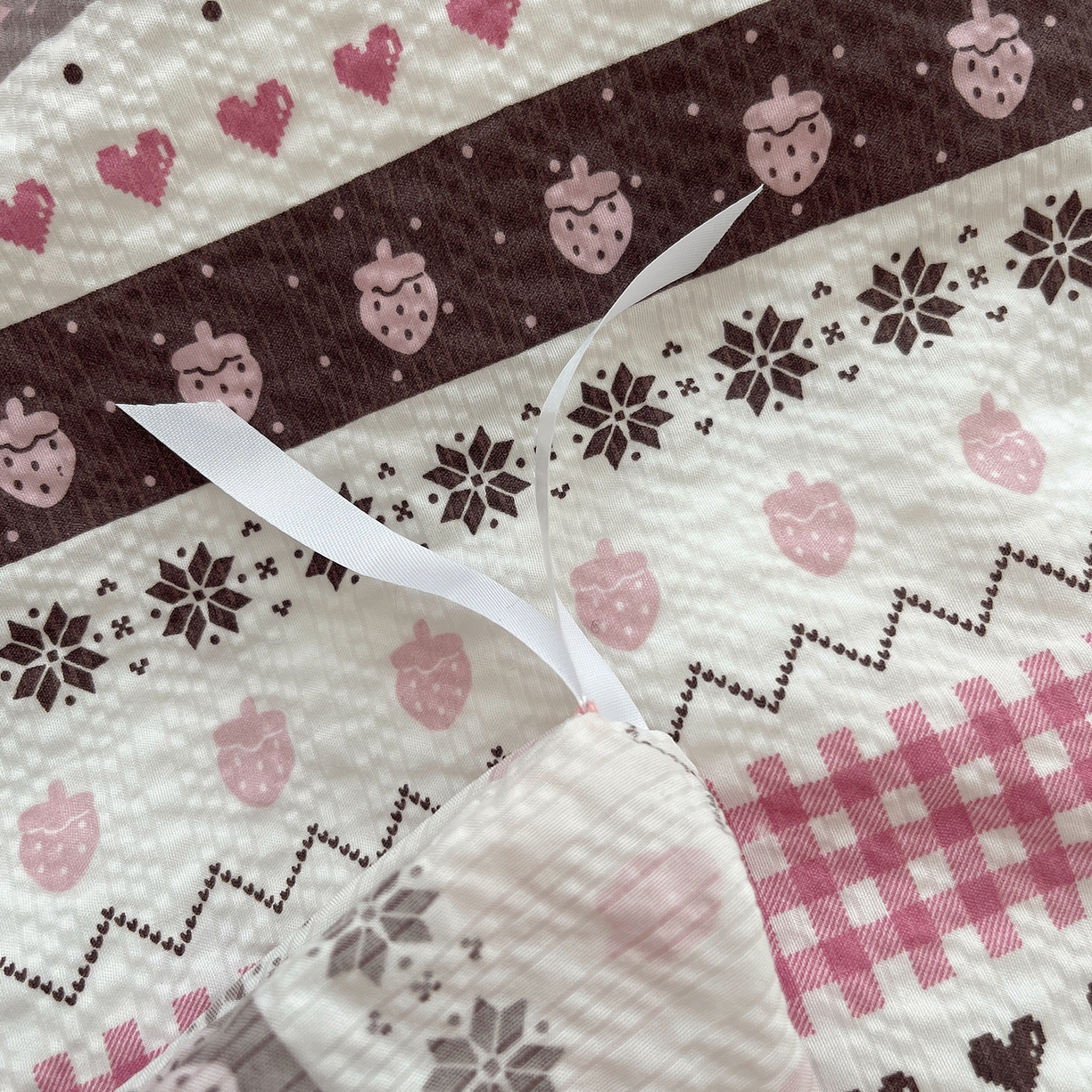 91家纺网 家纺一手货源 找家纺 桃心家居 2026新款A类费尔岛可爱卡通贝壳边三角针工艺双层纱泡芙棉泡芙纱系列四件套 泡芙棉-甜梦猫咪