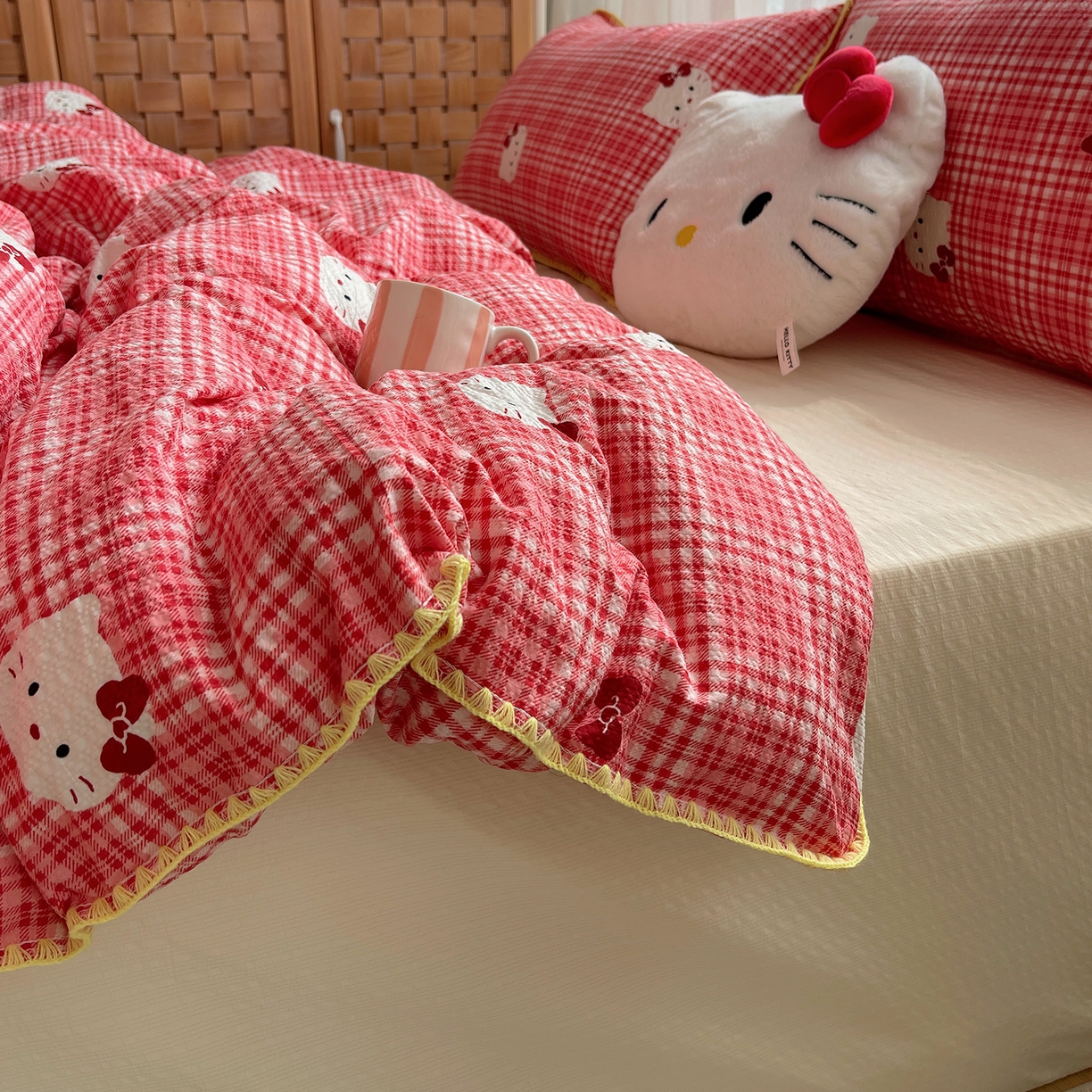 91家纺网 家纺一手货源 找家纺 桃心家居 2026新款A类费尔岛可爱卡通贝壳边三角针工艺双层纱泡芙棉泡芙纱系列四件套 泡芙棉-红格布丁猫