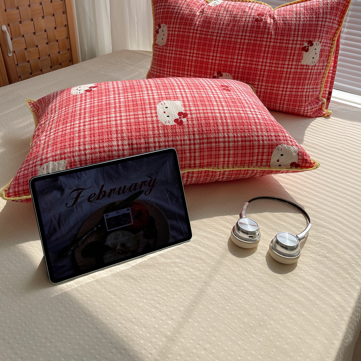 91家纺网 家纺一手货源 找家纺 桃心家居 2026新款A类费尔岛可爱卡通贝壳边三角针工艺双层纱泡芙棉泡芙纱系列四件套 泡芙棉-红格布丁猫