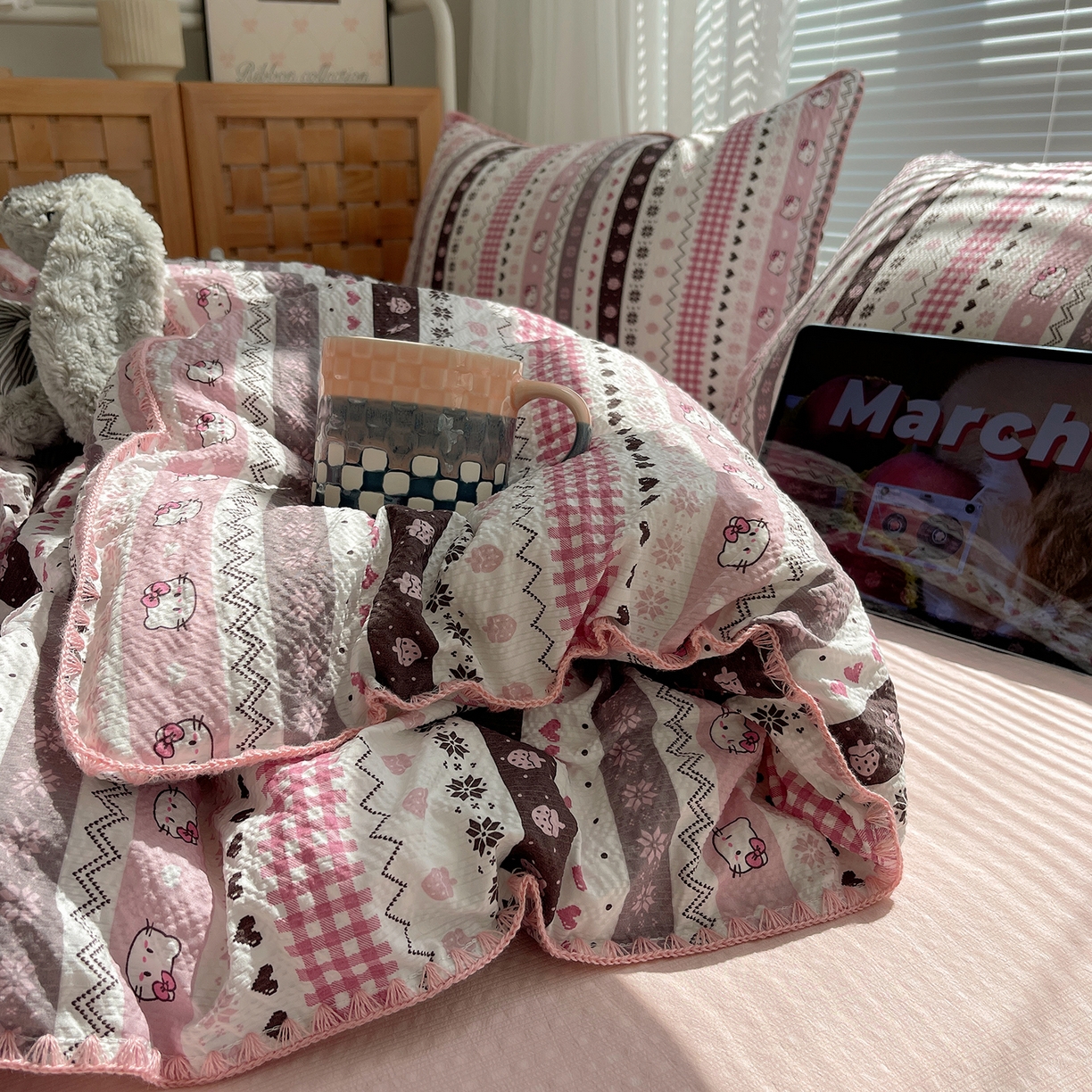 91家纺网 家纺一手货源 找家纺 桃心家居 2026新款A类费尔岛可爱卡通贝壳边三角针工艺双层纱泡芙棉泡芙纱系列四件套 泡芙棉-甜梦猫咪