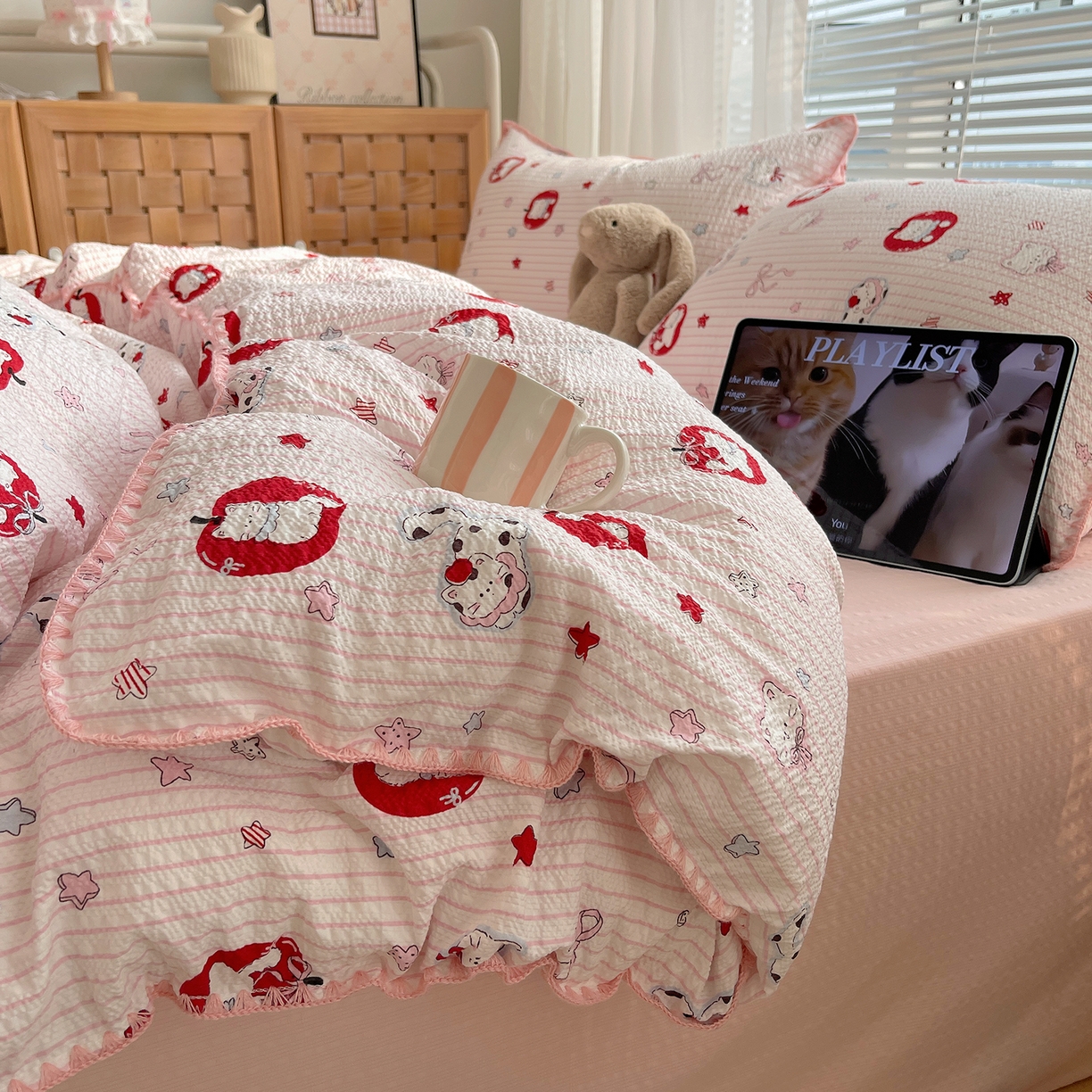 91家纺网 家纺一手货源 找家纺 桃心家居 2026新款A类费尔岛可爱卡通贝壳边三角针工艺双层纱泡芙棉泡芙纱系列四件套 泡芙棉-奶芙猫猫