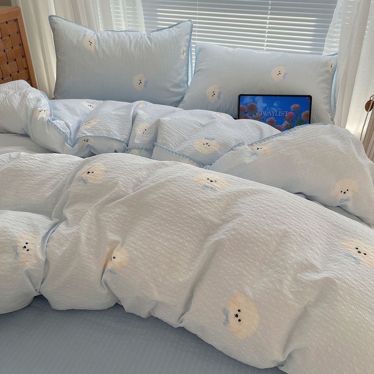 91家纺网 家纺一手货源 找家纺 桃心家居 2026新款A类费尔岛可爱卡通贝壳边三角针工艺双层纱泡芙棉泡芙纱系列四件套 泡芙棉-蓝甜云朵狗