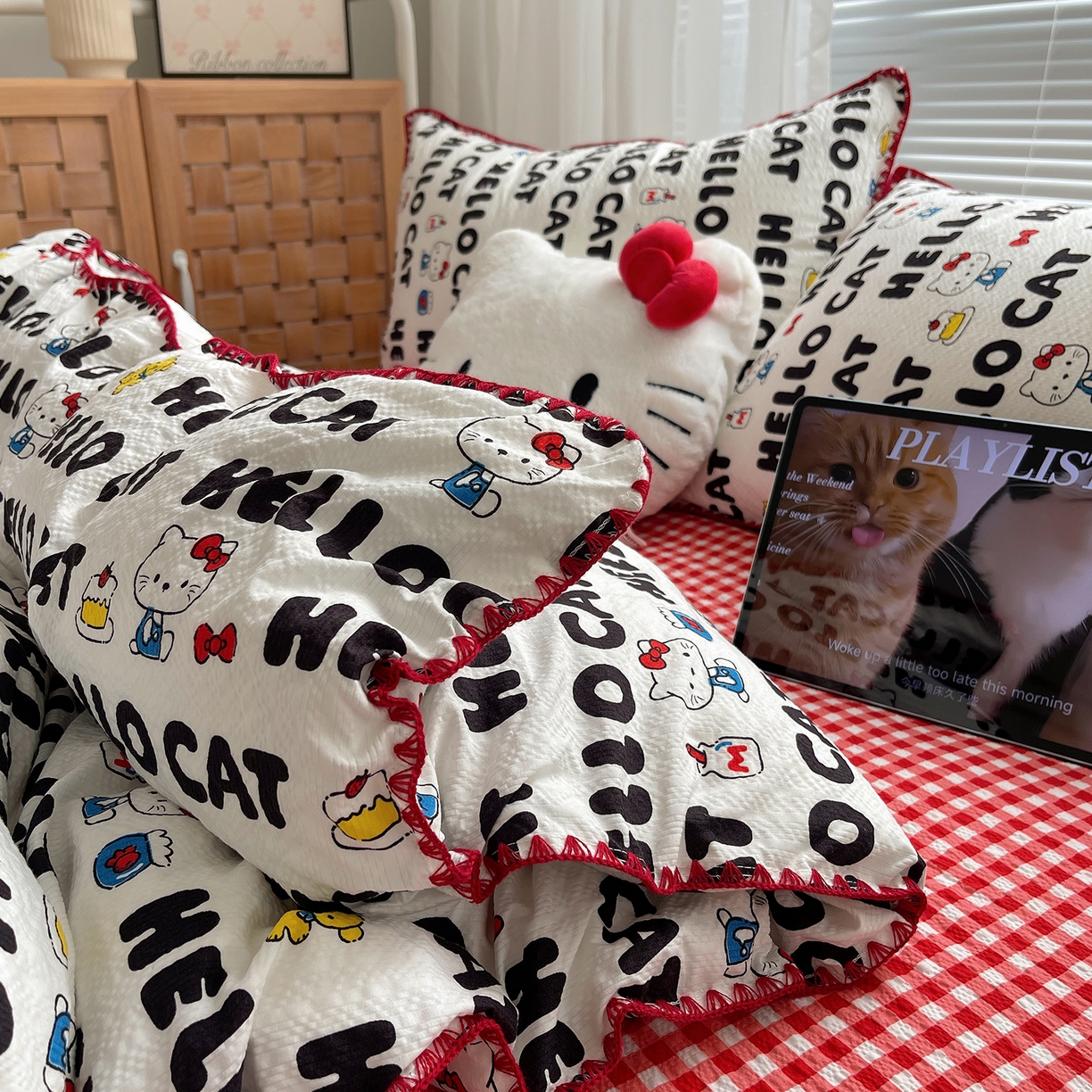 91家纺网 家纺一手货源 找家纺 桃心家居 2026新款A类费尔岛可爱卡通贝壳边三角针工艺双层纱泡芙棉泡芙纱系列四件套 泡芙棉-奶油猫