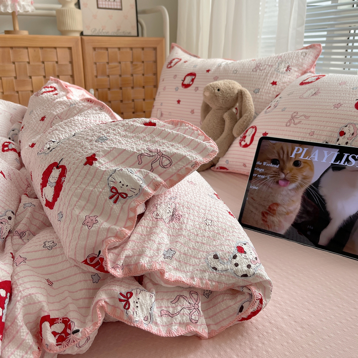 91家纺网 家纺一手货源 找家纺 桃心家居 2026新款A类费尔岛可爱卡通贝壳边三角针工艺双层纱泡芙棉泡芙纱系列四件套 泡芙棉-奶芙猫猫