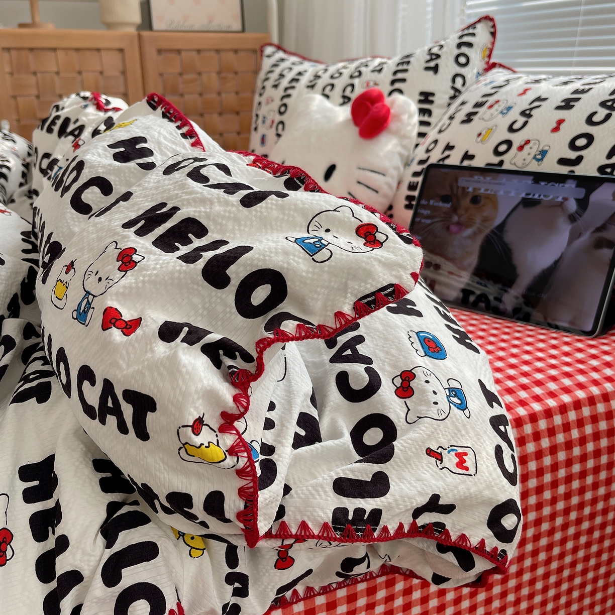 91家纺网 家纺一手货源 找家纺 桃心家居 2026新款A类费尔岛可爱卡通贝壳边三角针工艺双层纱泡芙棉泡芙纱系列四件套 泡芙棉-奶油猫