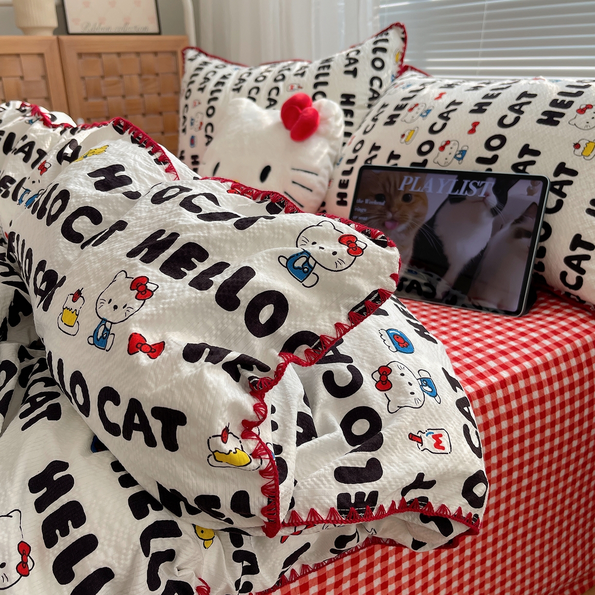 91家纺网 家纺一手货源 找家纺 桃心家居 2026新款A类费尔岛可爱卡通贝壳边三角针工艺双层纱泡芙棉泡芙纱系列四件套 泡芙棉-奶油猫