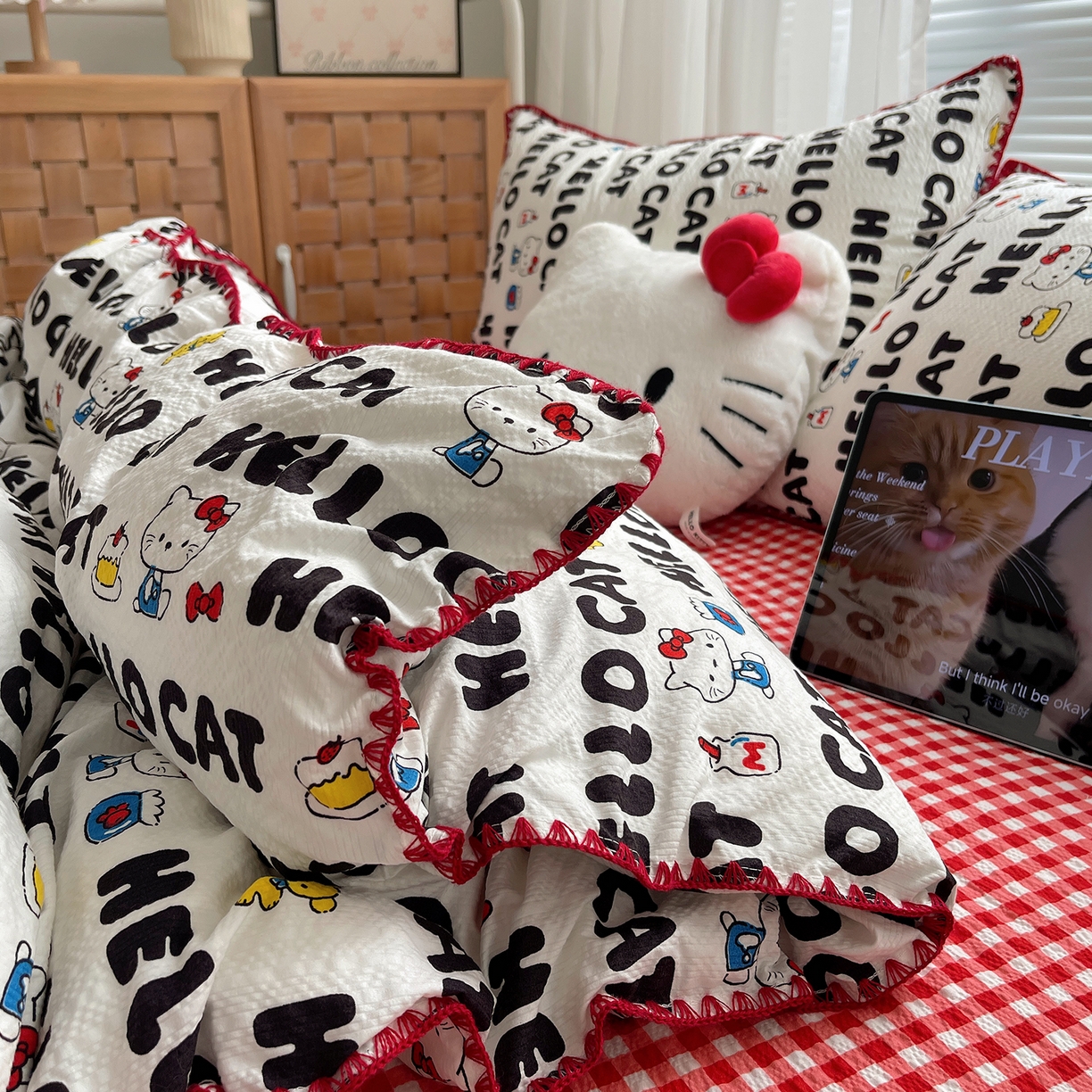 91家纺网 家纺一手货源 找家纺 桃心家居 2026新款A类费尔岛可爱卡通贝壳边三角针工艺双层纱泡芙棉泡芙纱系列四件套 泡芙棉-奶油猫