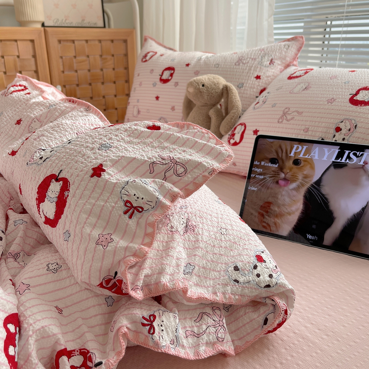 91家纺网 家纺一手货源 找家纺 桃心家居 2026新款A类费尔岛可爱卡通贝壳边三角针工艺双层纱泡芙棉泡芙纱系列四件套 泡芙棉-奶芙猫猫