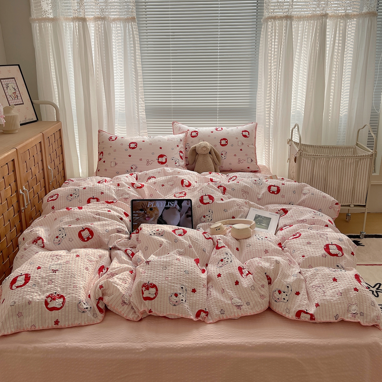 91家纺网 家纺一手货源 找家纺 桃心家居 2026新款A类费尔岛可爱卡通贝壳边三角针工艺双层纱泡芙棉泡芙纱系列四件套 泡芙棉-奶芙猫猫