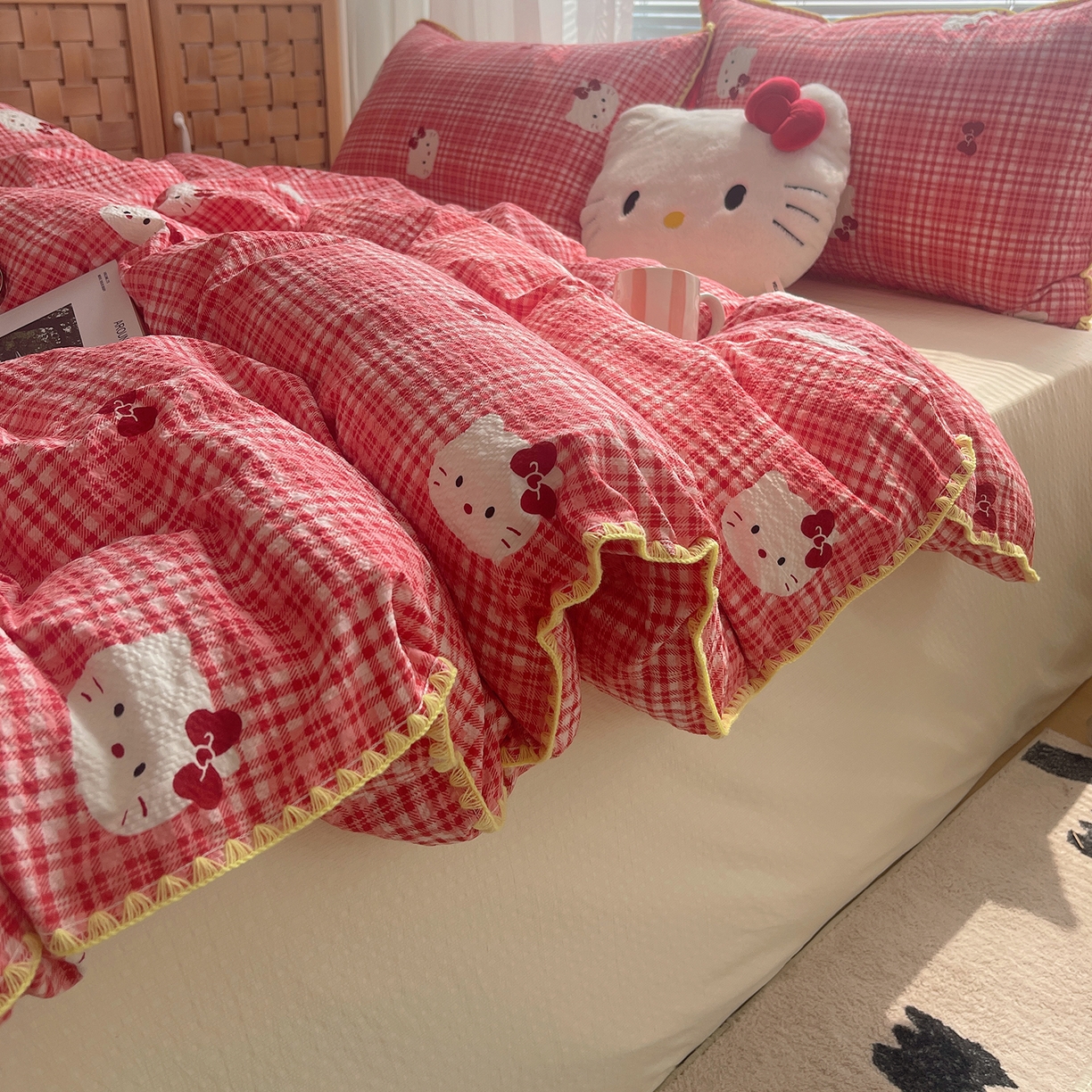 91家纺网 家纺一手货源 找家纺 桃心家居 2026新款A类费尔岛可爱卡通贝壳边三角针工艺双层纱泡芙棉泡芙纱系列四件套 泡芙棉-红格布丁猫