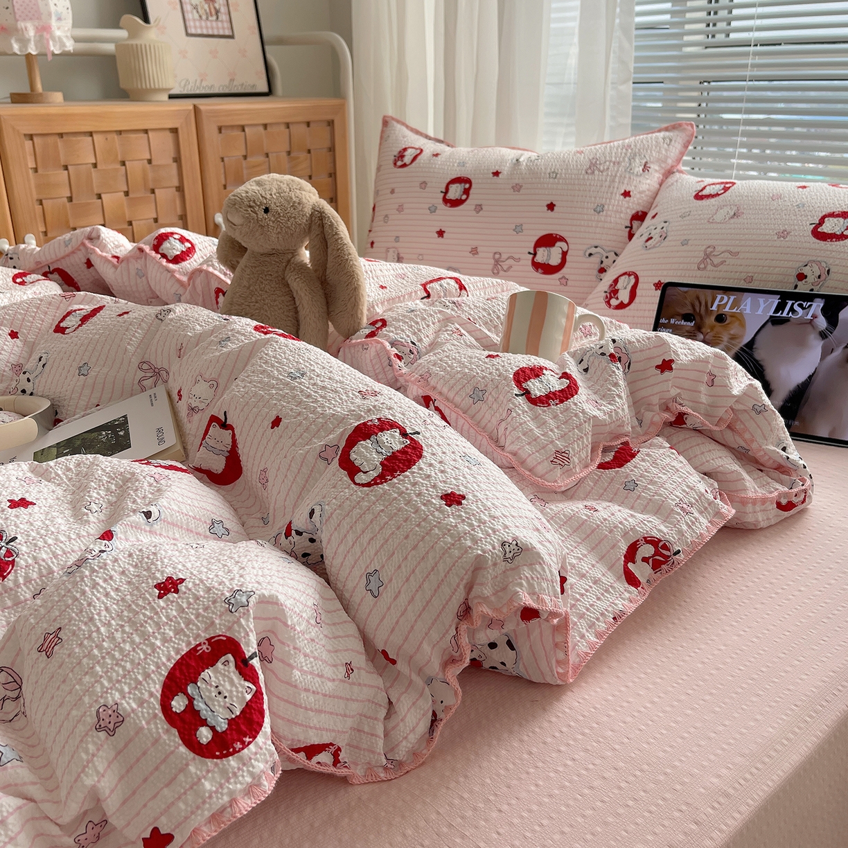 91家纺网 家纺一手货源 找家纺 桃心家居 2026新款A类费尔岛可爱卡通贝壳边三角针工艺双层纱泡芙棉泡芙纱系列四件套 泡芙棉-奶芙猫猫