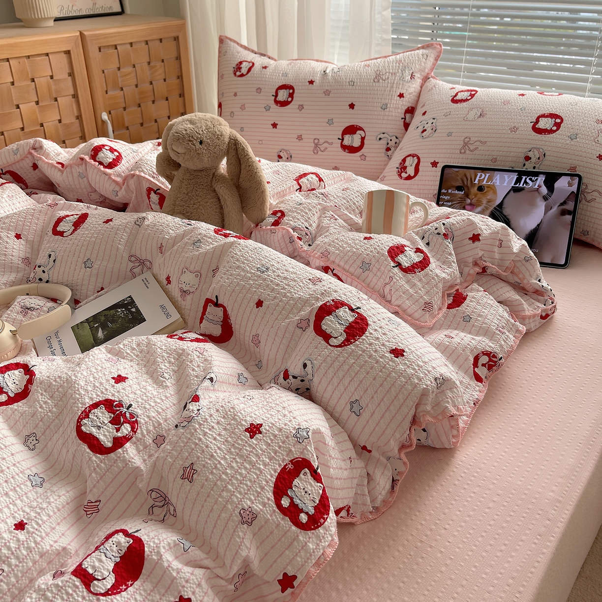 91家纺网 家纺一手货源 找家纺 桃心家居 2026新款A类费尔岛可爱卡通贝壳边三角针工艺双层纱泡芙棉泡芙纱系列四件套 泡芙棉-奶芙猫猫