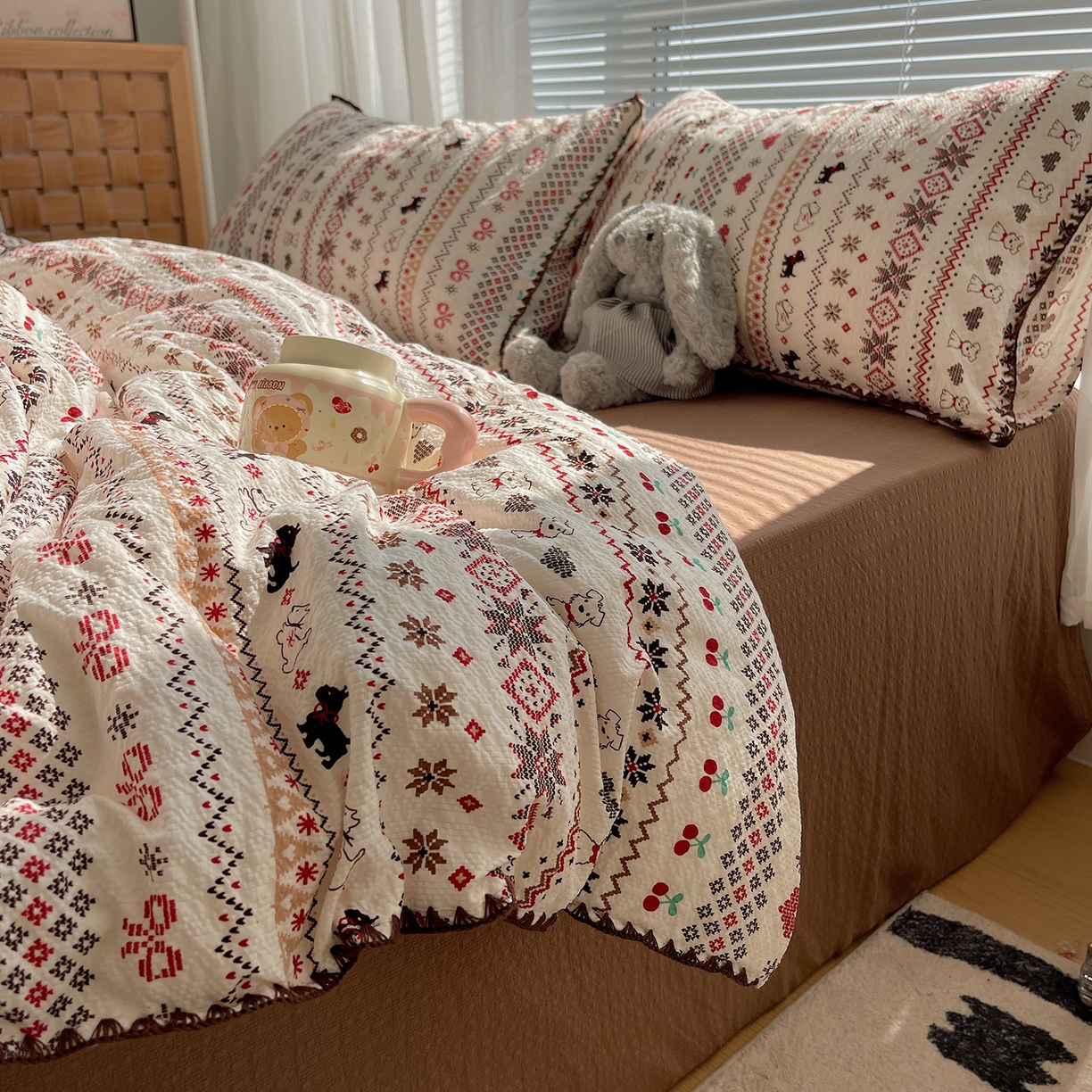 91家纺网 家纺一手货源 找家纺 桃心家居 2026新款A类费尔岛可爱卡通贝壳边三角针工艺双层纱泡芙棉泡芙纱系列四件套 泡芙棉-圣诞小狗