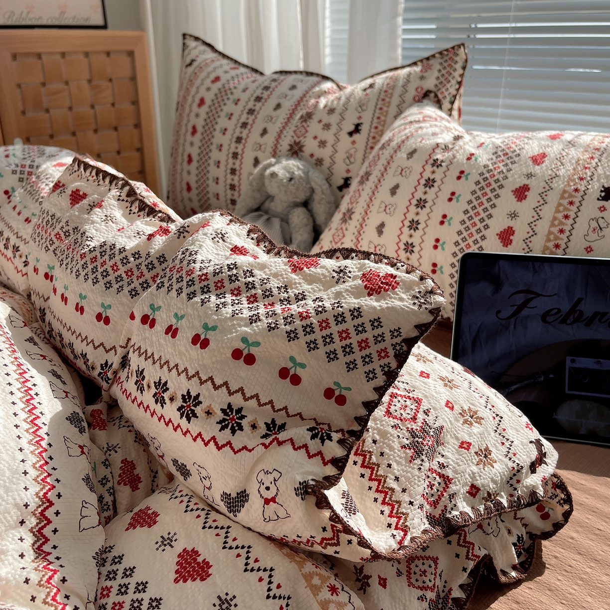 91家纺网 家纺一手货源 找家纺 桃心家居 2026新款A类费尔岛可爱卡通贝壳边三角针工艺双层纱泡芙棉泡芙纱系列四件套 泡芙棉-圣诞小狗