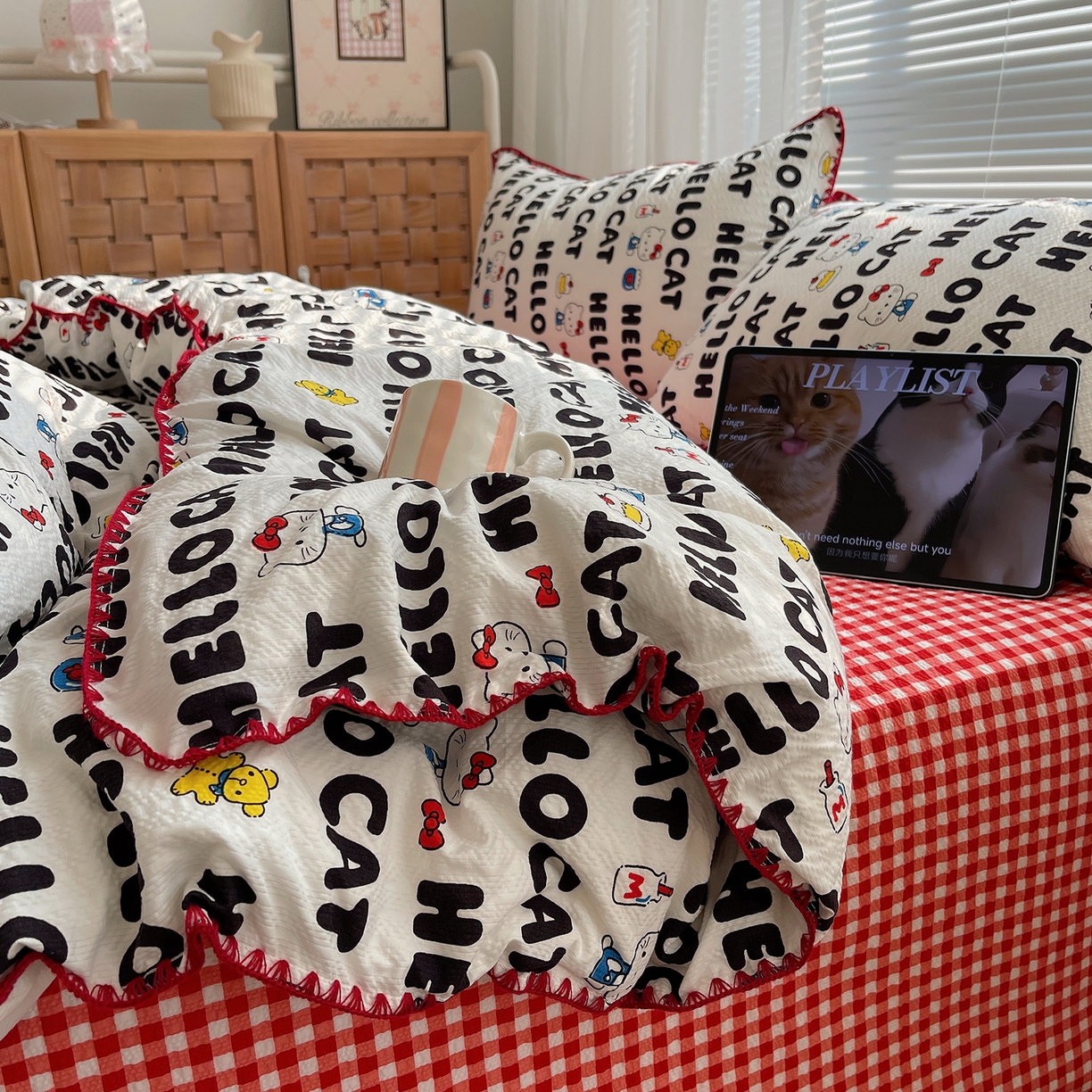 91家纺网 家纺一手货源 找家纺 桃心家居 2026新款A类费尔岛可爱卡通贝壳边三角针工艺双层纱泡芙棉泡芙纱系列四件套 泡芙棉-奶油猫