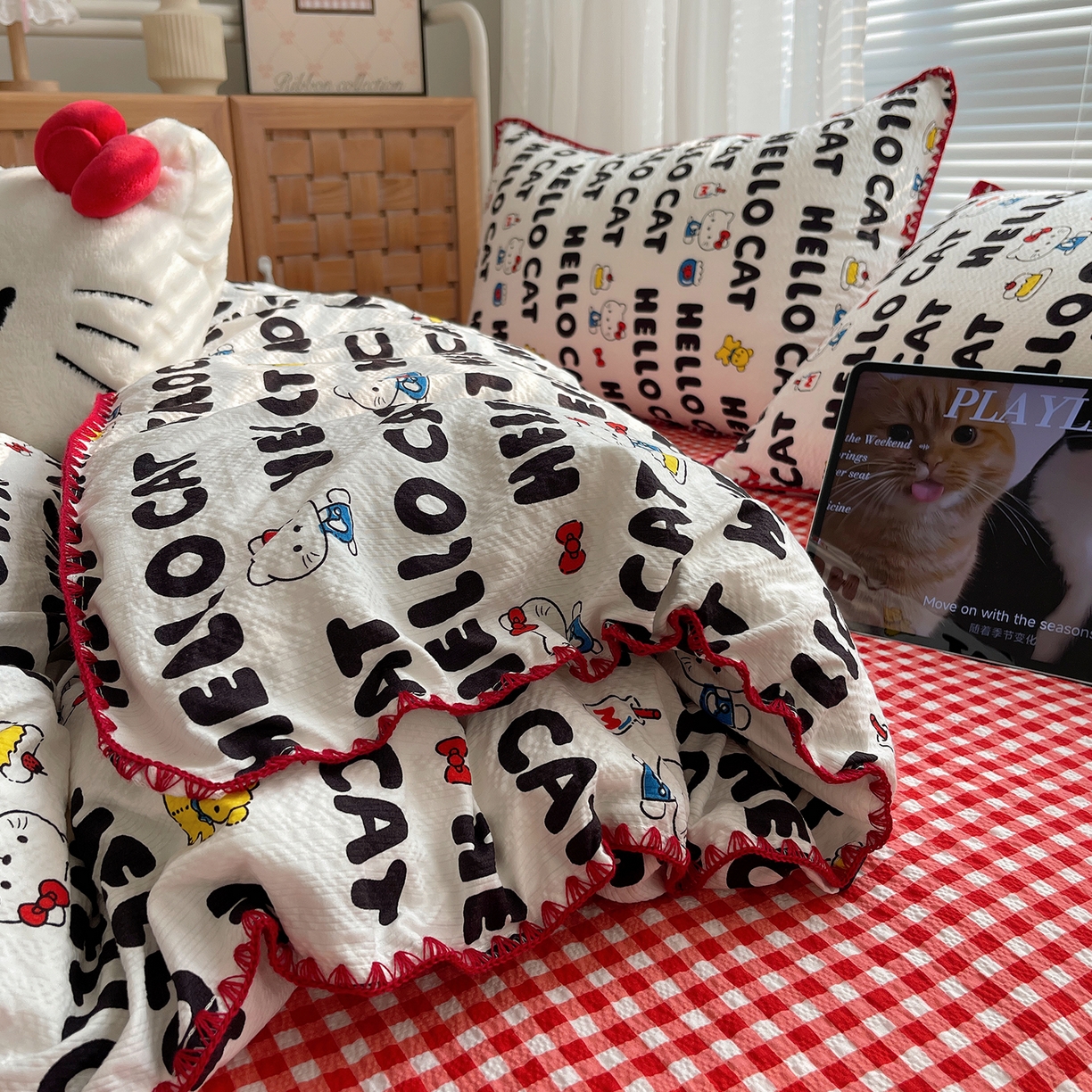 91家纺网 家纺一手货源 找家纺 桃心家居 2026新款A类费尔岛可爱卡通贝壳边三角针工艺双层纱泡芙棉泡芙纱系列四件套 泡芙棉-奶油猫