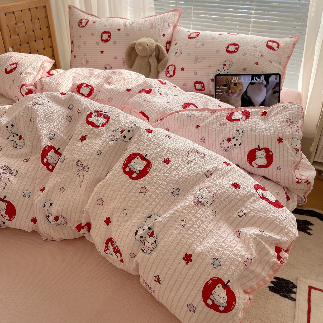 91家纺网 家纺一手货源 找家纺 桃心家居 2026新款A类费尔岛可爱卡通贝壳边三角针工艺双层纱泡芙棉泡芙纱系列四件套 泡芙棉-奶芙猫猫