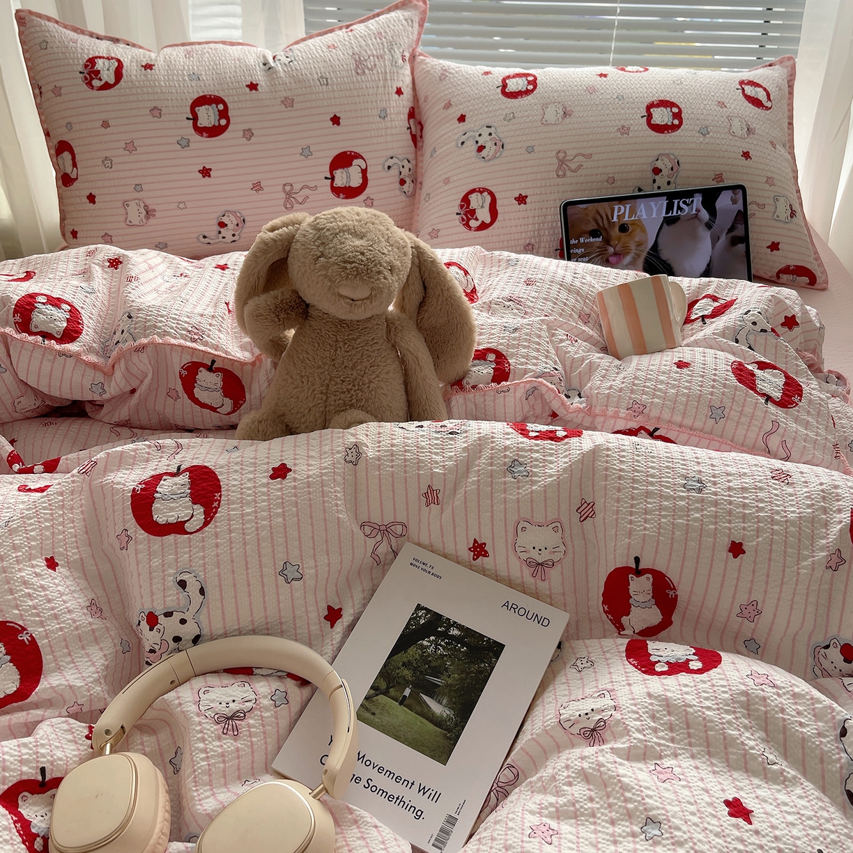 91家纺网 家纺一手货源 找家纺 桃心家居 2026新款A类费尔岛可爱卡通贝壳边三角针工艺双层纱泡芙棉泡芙纱系列四件套 泡芙棉-奶芙猫猫