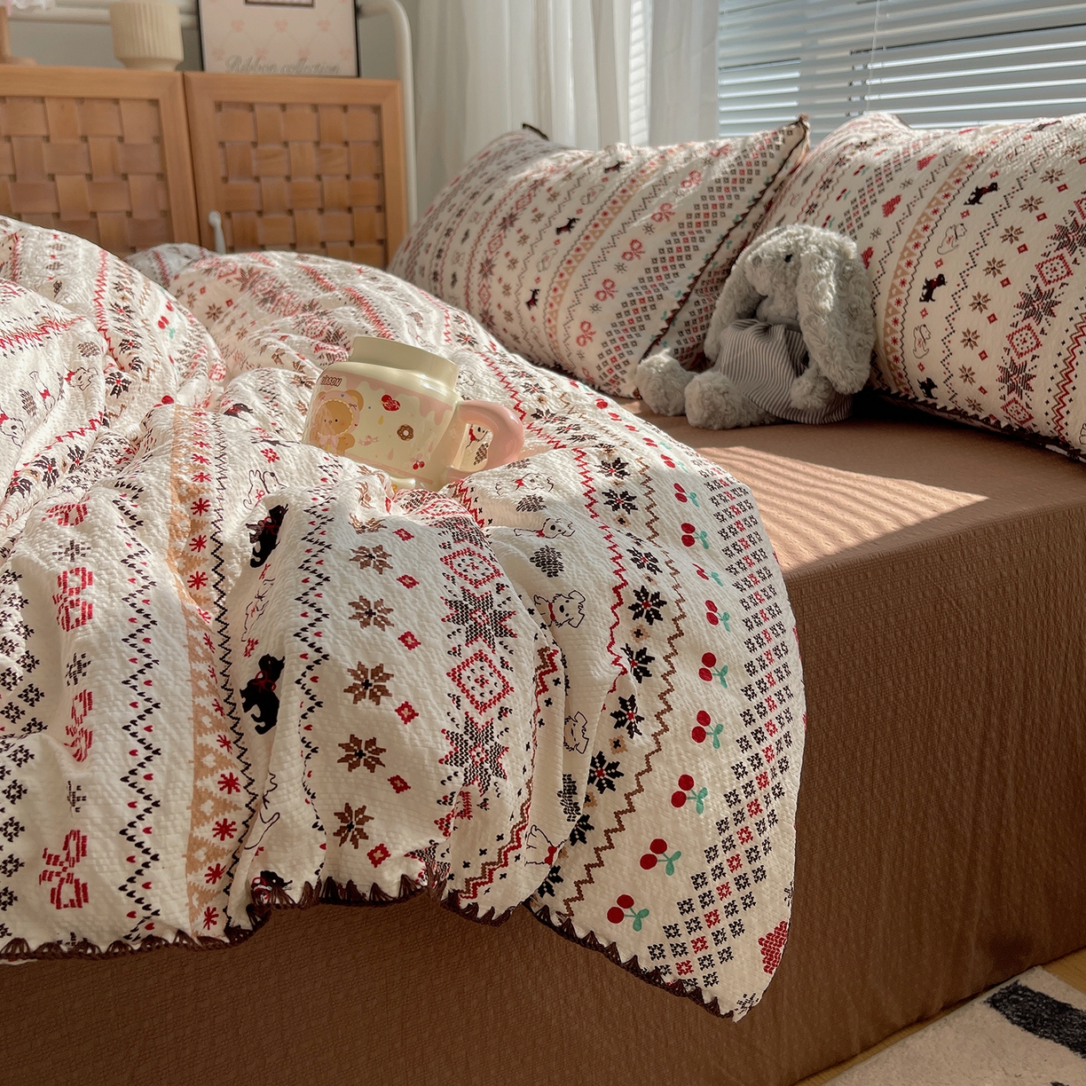 91家纺网 家纺一手货源 找家纺 桃心家居 2026新款A类费尔岛可爱卡通贝壳边三角针工艺双层纱泡芙棉泡芙纱系列四件套 泡芙棉-圣诞小狗