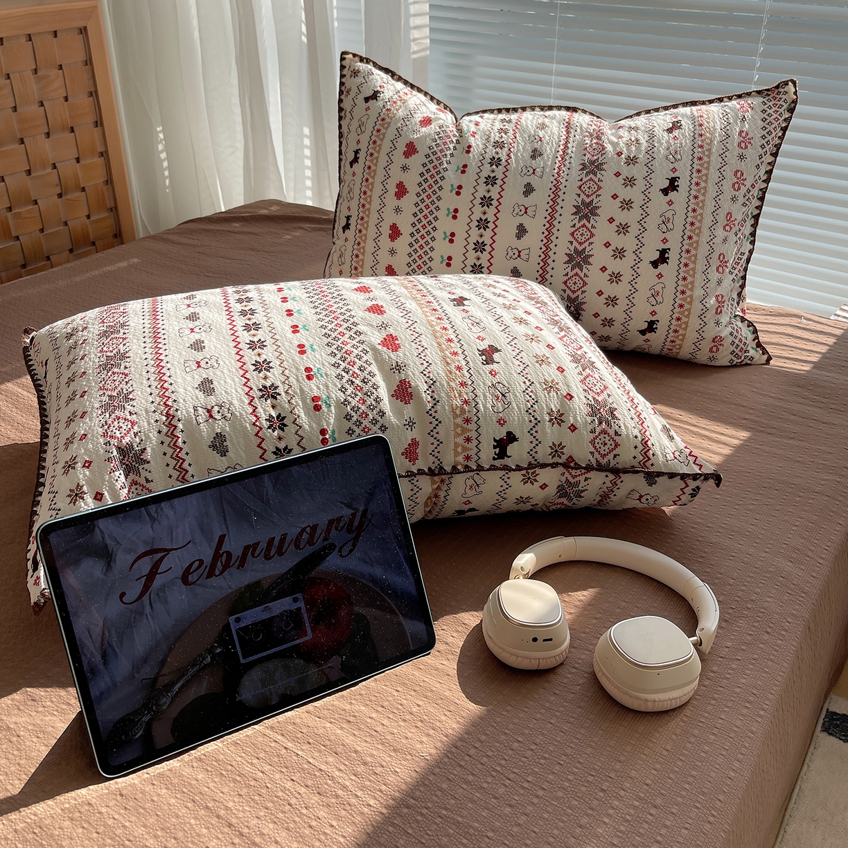 91家纺网 家纺一手货源 找家纺 桃心家居 2026新款A类费尔岛可爱卡通贝壳边三角针工艺双层纱泡芙棉泡芙纱系列四件套 泡芙棉-圣诞小狗