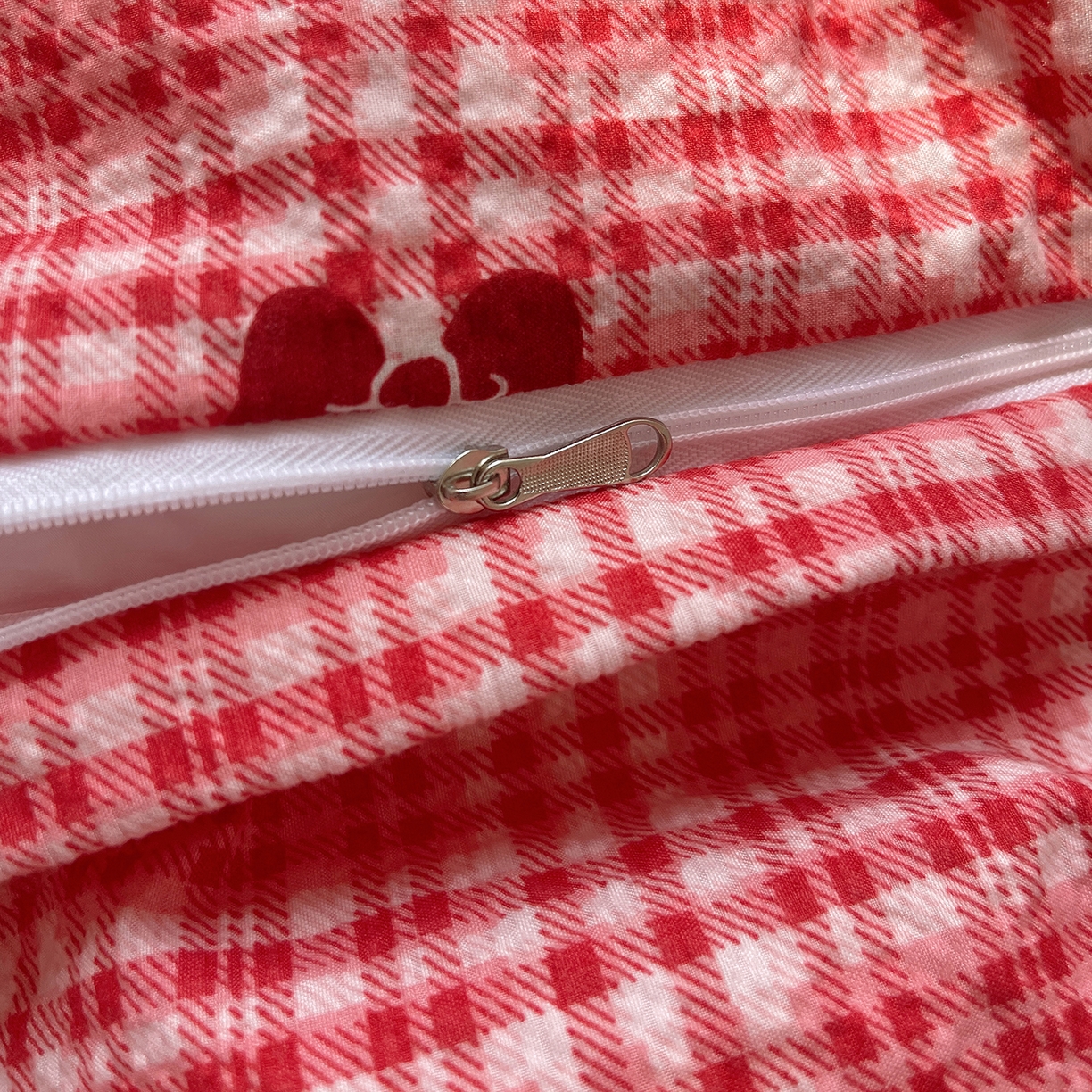 91家纺网 家纺一手货源 找家纺 桃心家居 2026新款A类费尔岛可爱卡通贝壳边三角针工艺双层纱泡芙棉泡芙纱系列四件套 泡芙棉-红格布丁猫