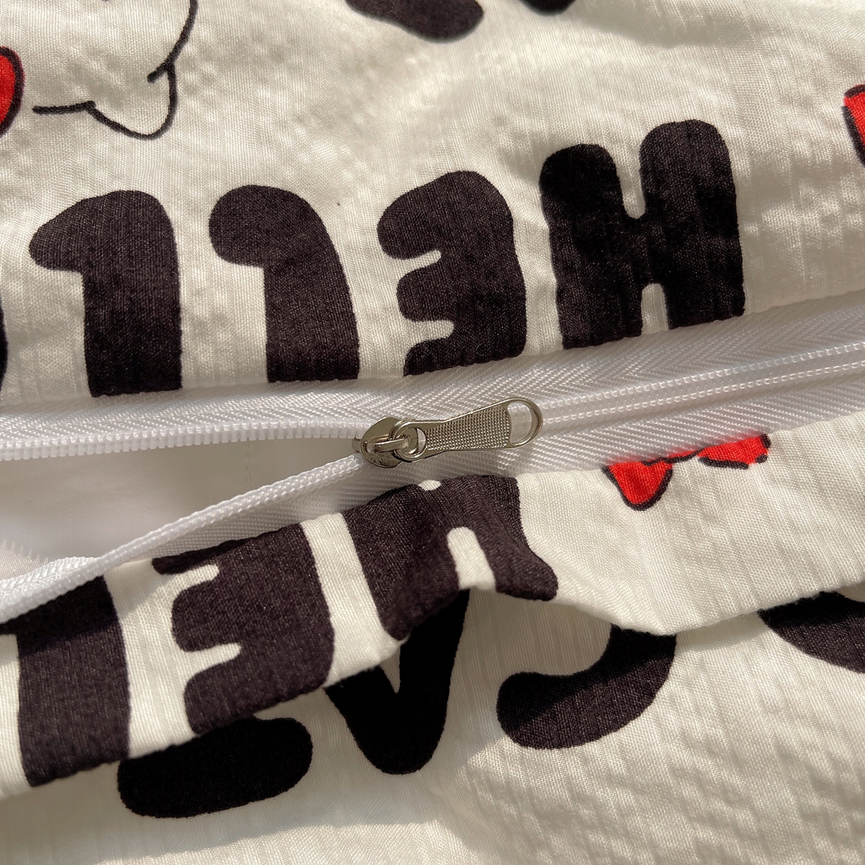 91家纺网 家纺一手货源 找家纺 桃心家居 2026新款A类费尔岛可爱卡通贝壳边三角针工艺双层纱泡芙棉泡芙纱系列四件套 泡芙棉-奶油猫