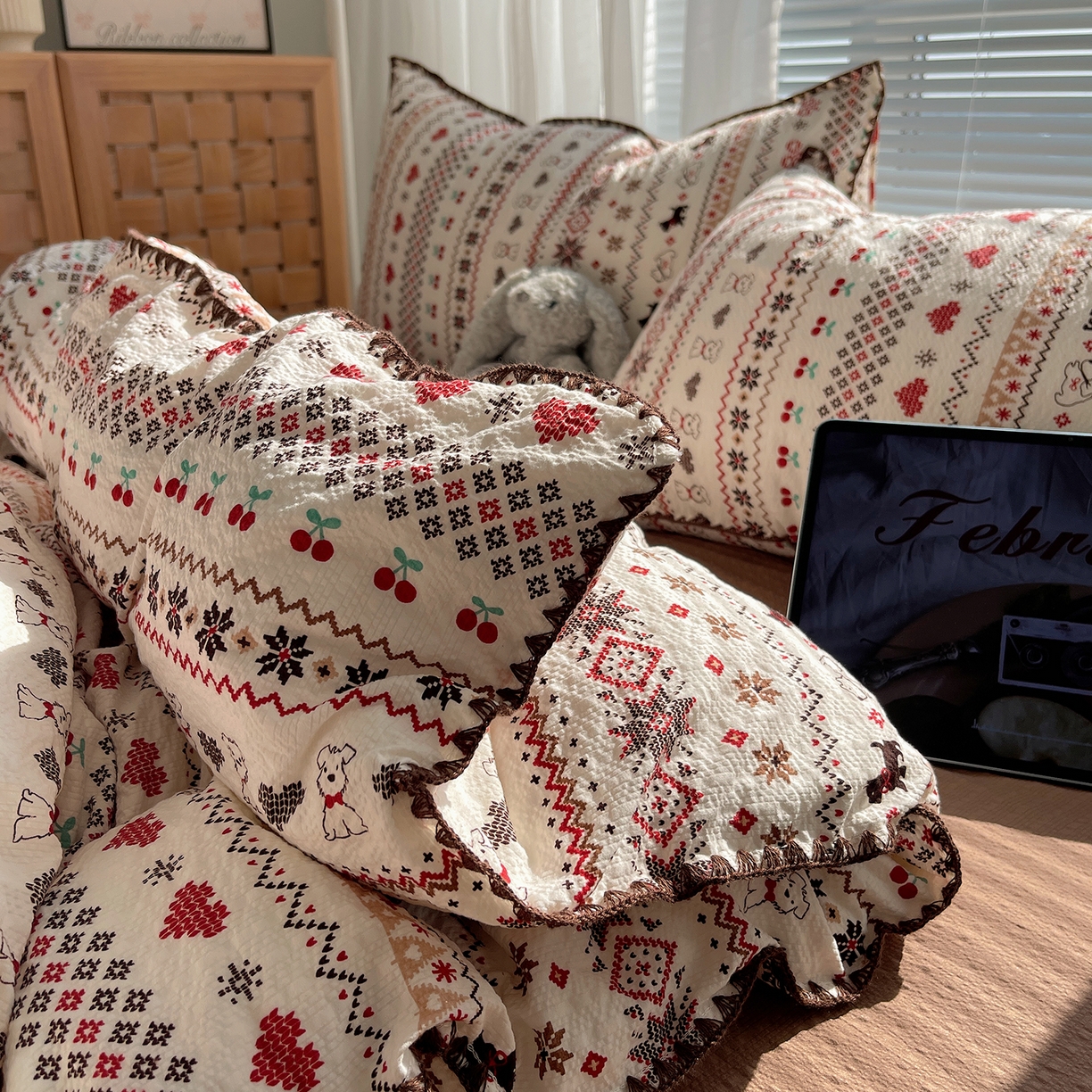 91家纺网 家纺一手货源 找家纺 桃心家居 2026新款A类费尔岛可爱卡通贝壳边三角针工艺双层纱泡芙棉泡芙纱系列四件套 泡芙棉-圣诞小狗