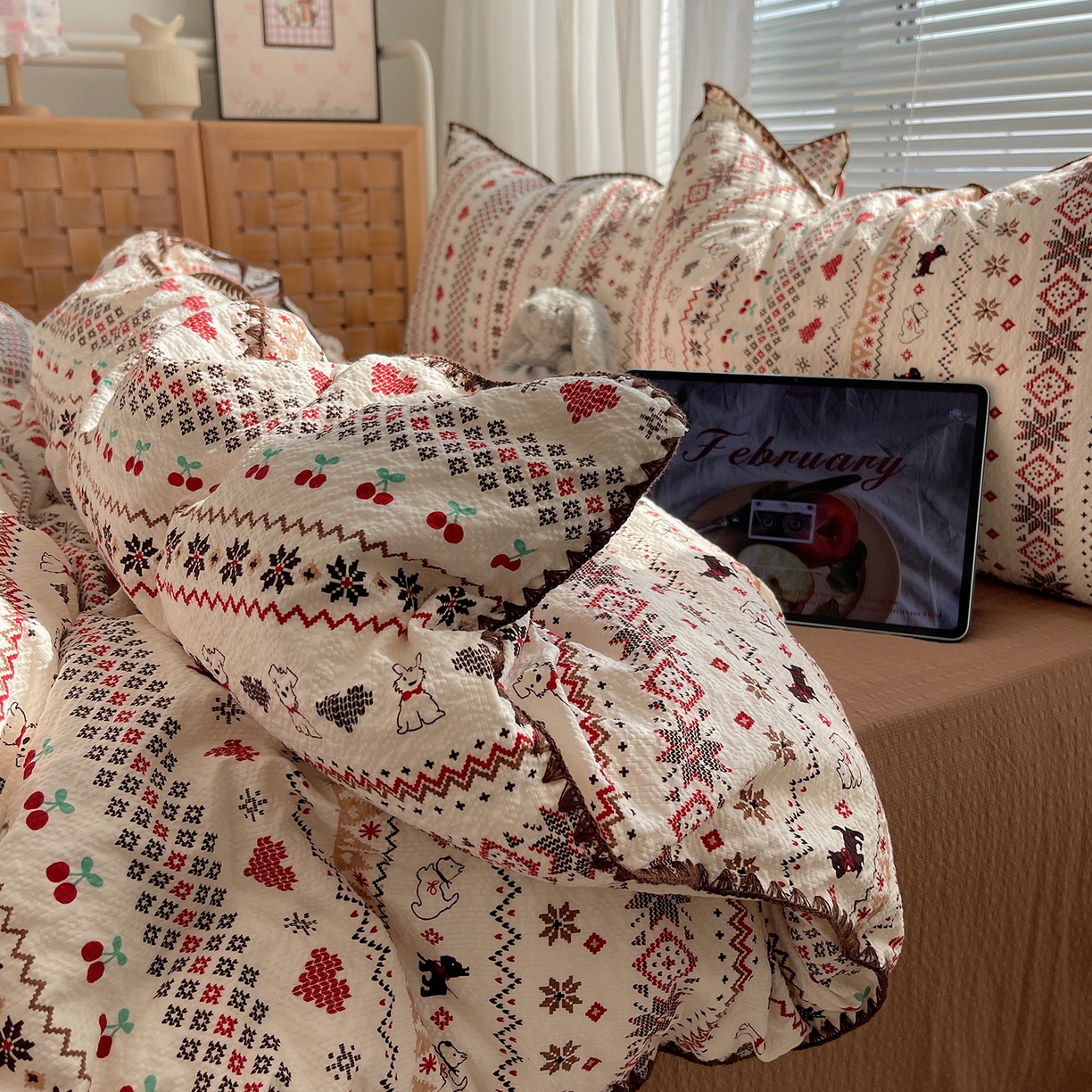 91家纺网 家纺一手货源 找家纺 桃心家居 2026新款A类费尔岛可爱卡通贝壳边三角针工艺双层纱泡芙棉泡芙纱系列四件套 泡芙棉-圣诞小狗