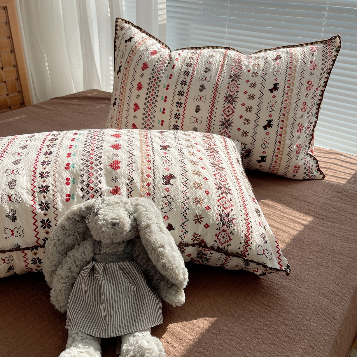 91家纺网 家纺一手货源 找家纺 桃心家居 2026新款A类费尔岛可爱卡通贝壳边三角针工艺双层纱泡芙棉泡芙纱系列四件套 泡芙棉-圣诞小狗