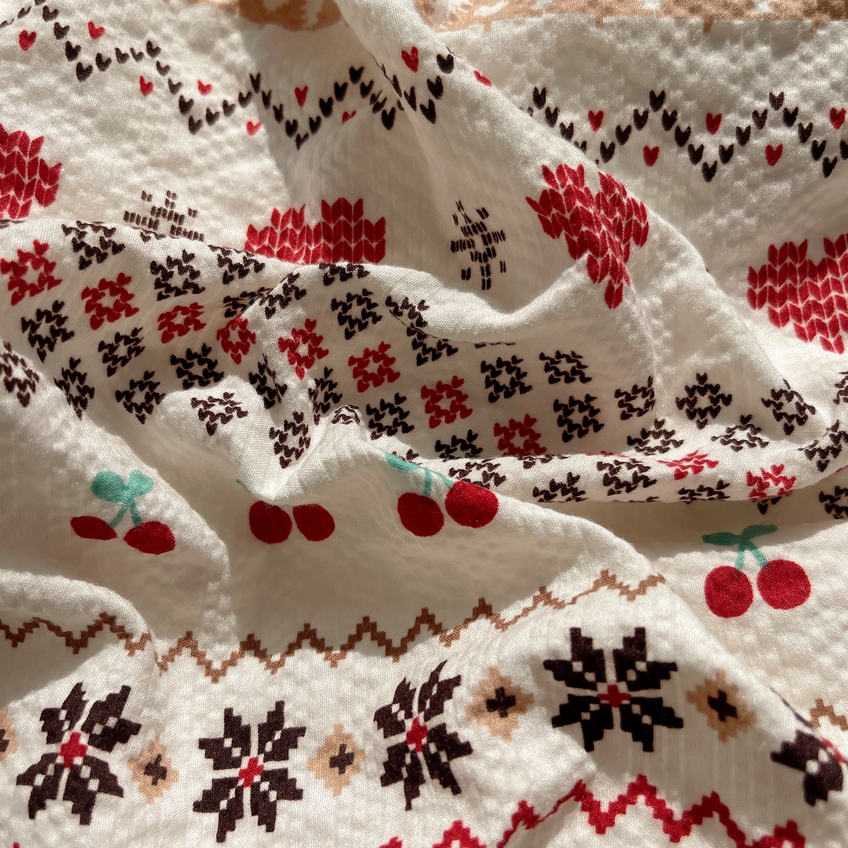 91家纺网 家纺一手货源 找家纺 桃心家居 2026新款A类费尔岛可爱卡通贝壳边三角针工艺双层纱泡芙棉泡芙纱系列四件套 泡芙棉-圣诞小狗