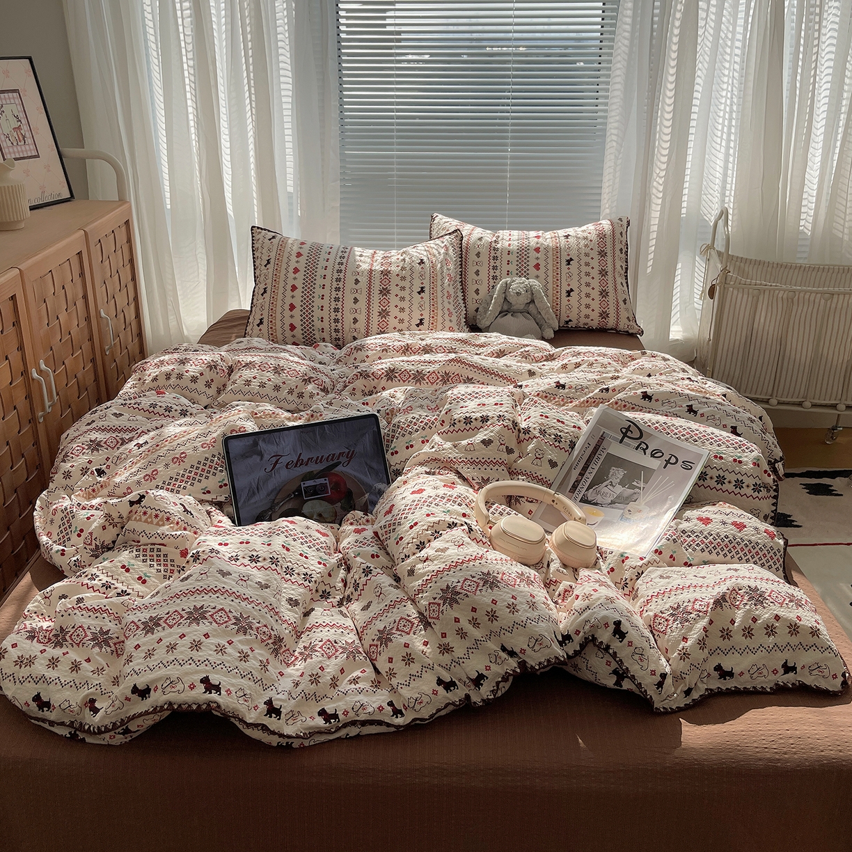 91家纺网 家纺一手货源 找家纺 桃心家居 2026新款A类费尔岛可爱卡通贝壳边三角针工艺双层纱泡芙棉泡芙纱系列四件套 泡芙棉-圣诞小狗