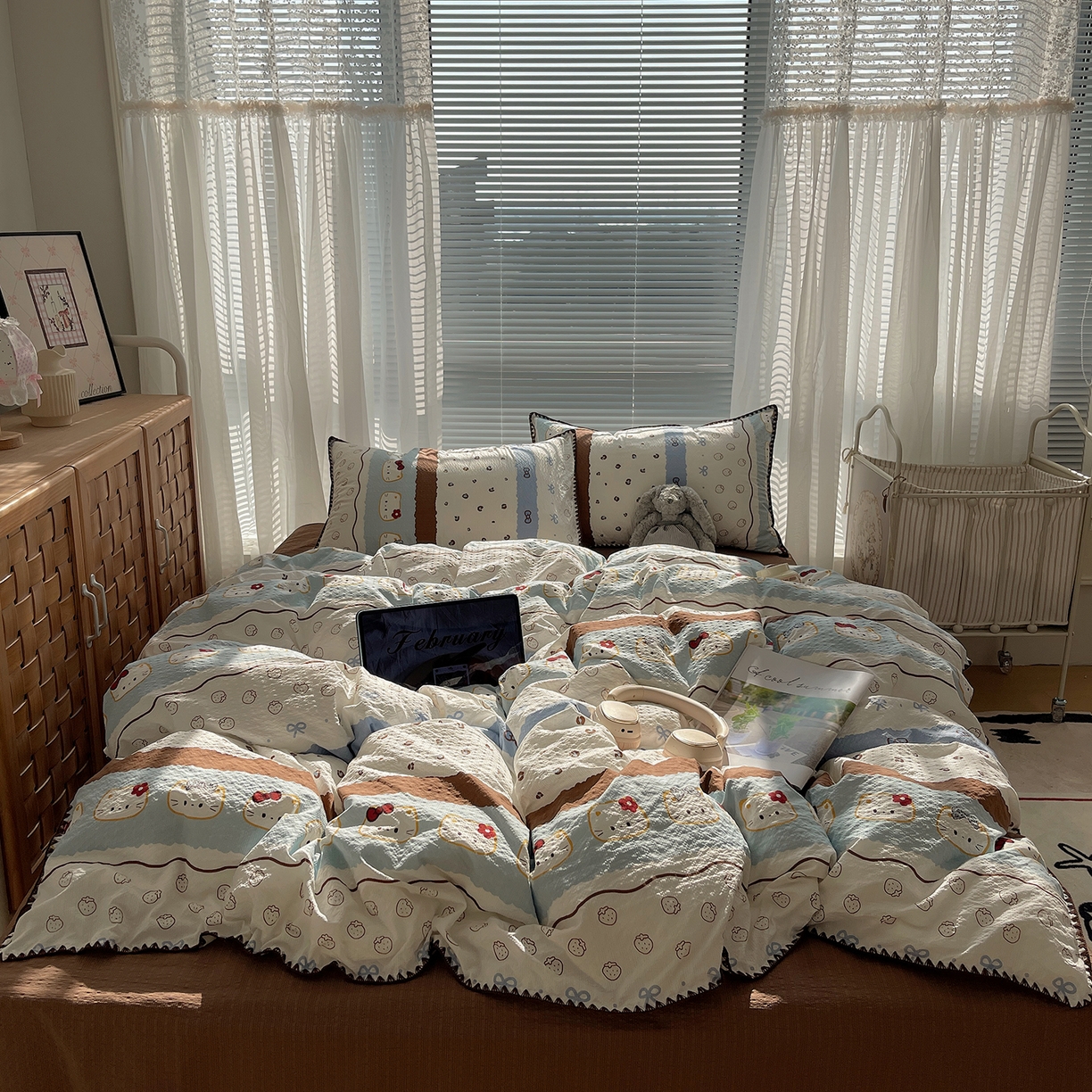 91家纺网 家纺一手货源 找家纺 桃心家居 2026新款A类费尔岛可爱卡通贝壳边三角针工艺双层纱泡芙棉泡芙纱系列四件套 泡芙棉-圣诞小狗