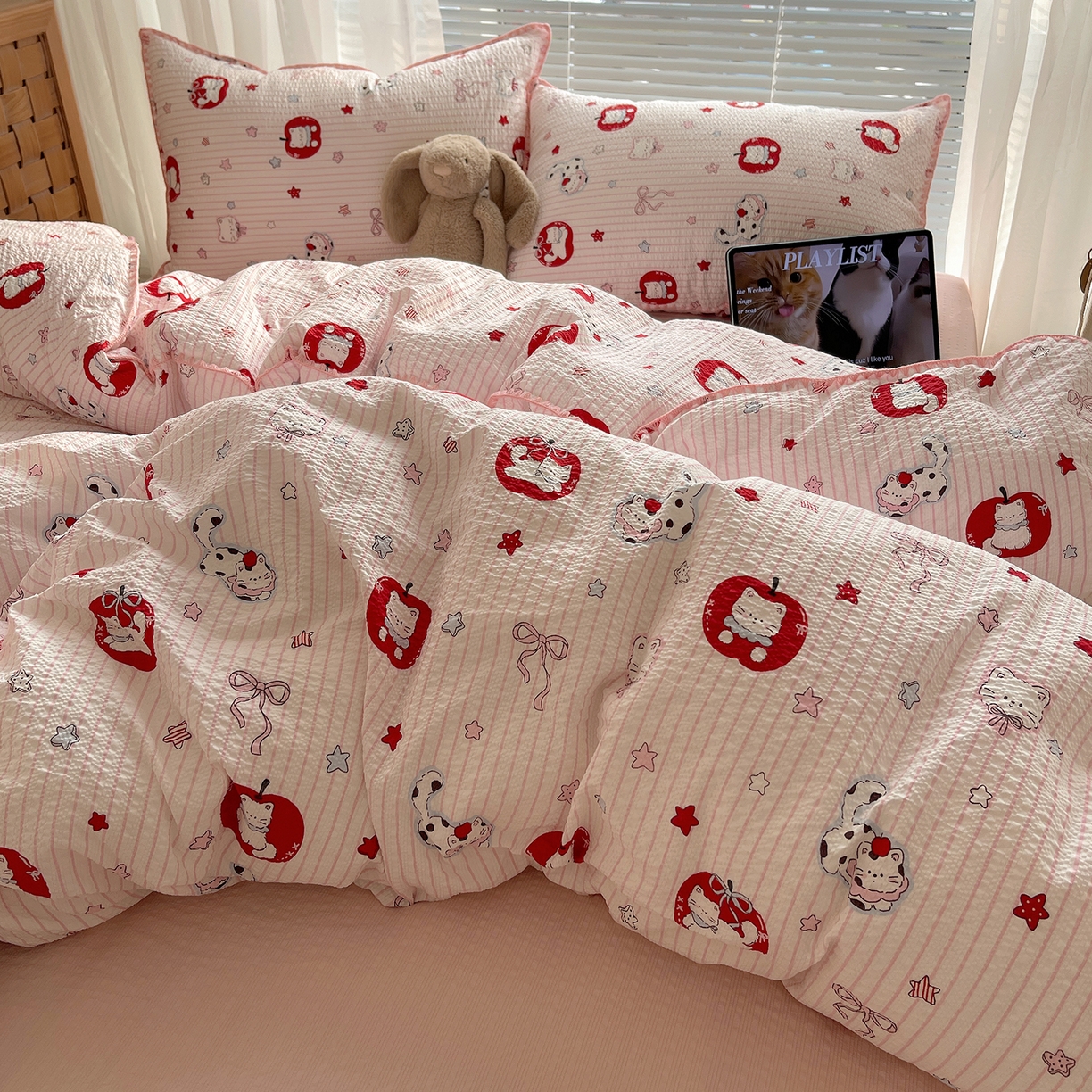 91家纺网 家纺一手货源 找家纺 桃心家居 2026新款A类费尔岛可爱卡通贝壳边三角针工艺双层纱泡芙棉泡芙纱系列四件套 泡芙棉-奶芙猫猫