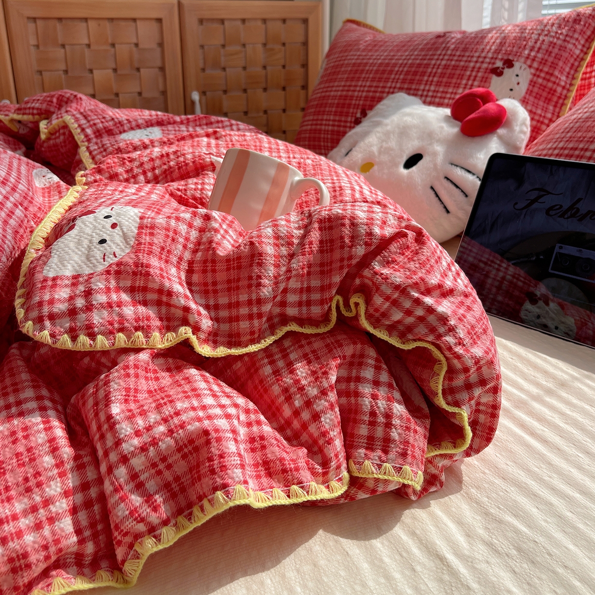 91家纺网 家纺一手货源 找家纺 桃心家居 2026新款A类费尔岛可爱卡通贝壳边三角针工艺双层纱泡芙棉泡芙纱系列四件套 泡芙棉-红格布丁猫