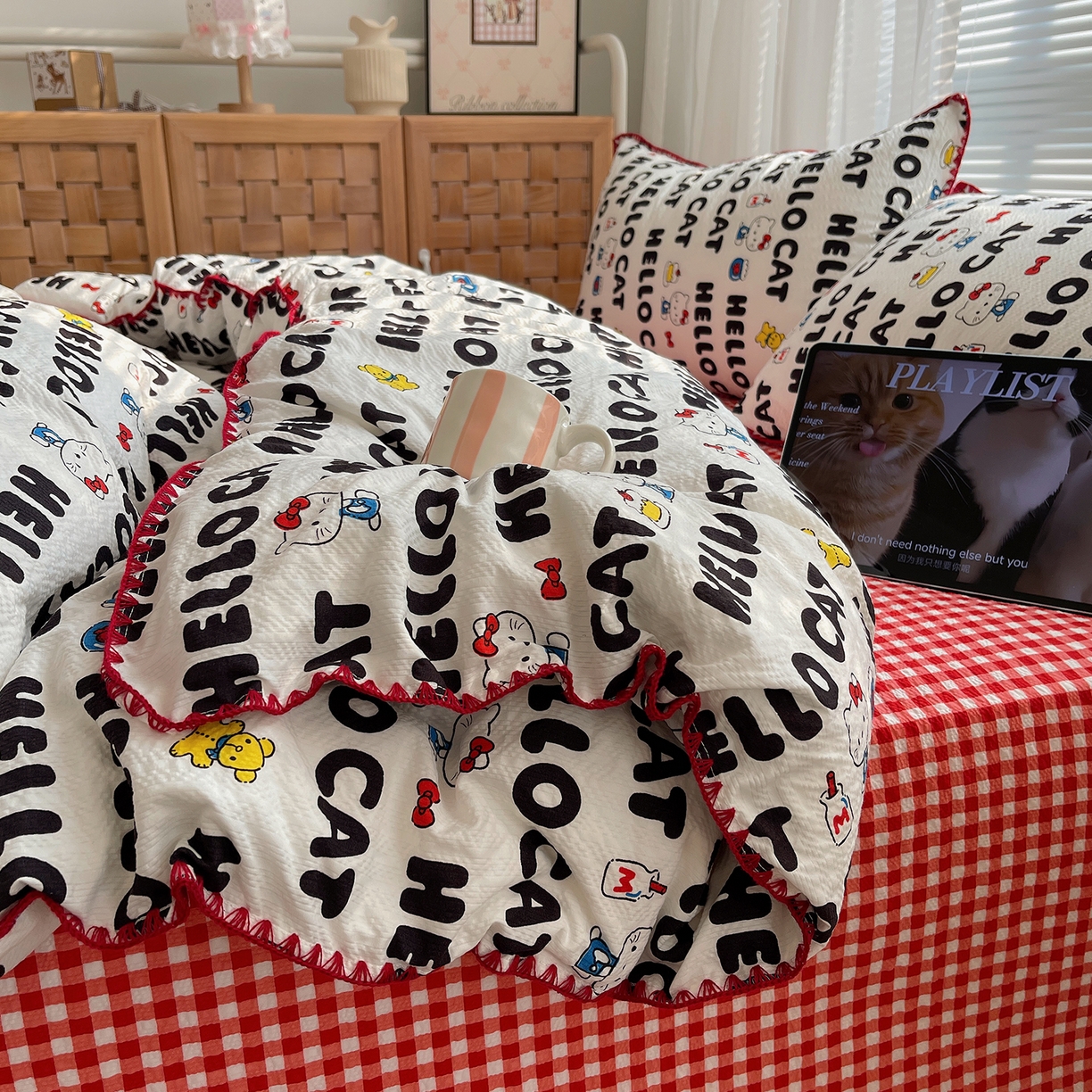 91家纺网 家纺一手货源 找家纺 桃心家居 2026新款A类费尔岛可爱卡通贝壳边三角针工艺双层纱泡芙棉泡芙纱系列四件套 泡芙棉-奶油猫