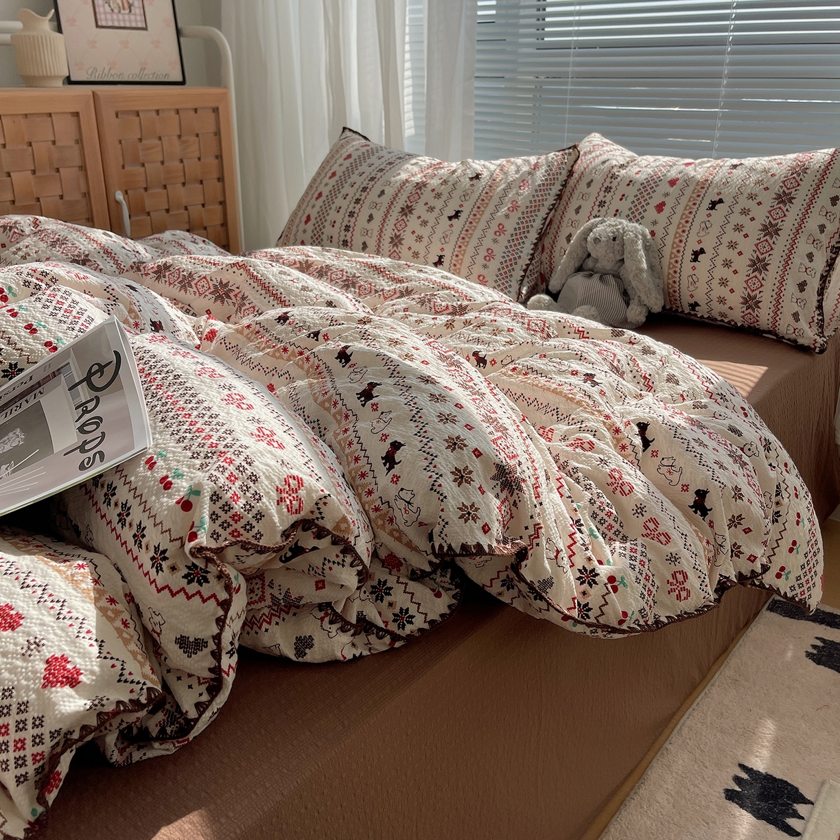 91家纺网 家纺一手货源 找家纺 桃心家居 2026新款A类费尔岛可爱卡通贝壳边三角针工艺双层纱泡芙棉泡芙纱系列四件套 泡芙棉-圣诞小狗