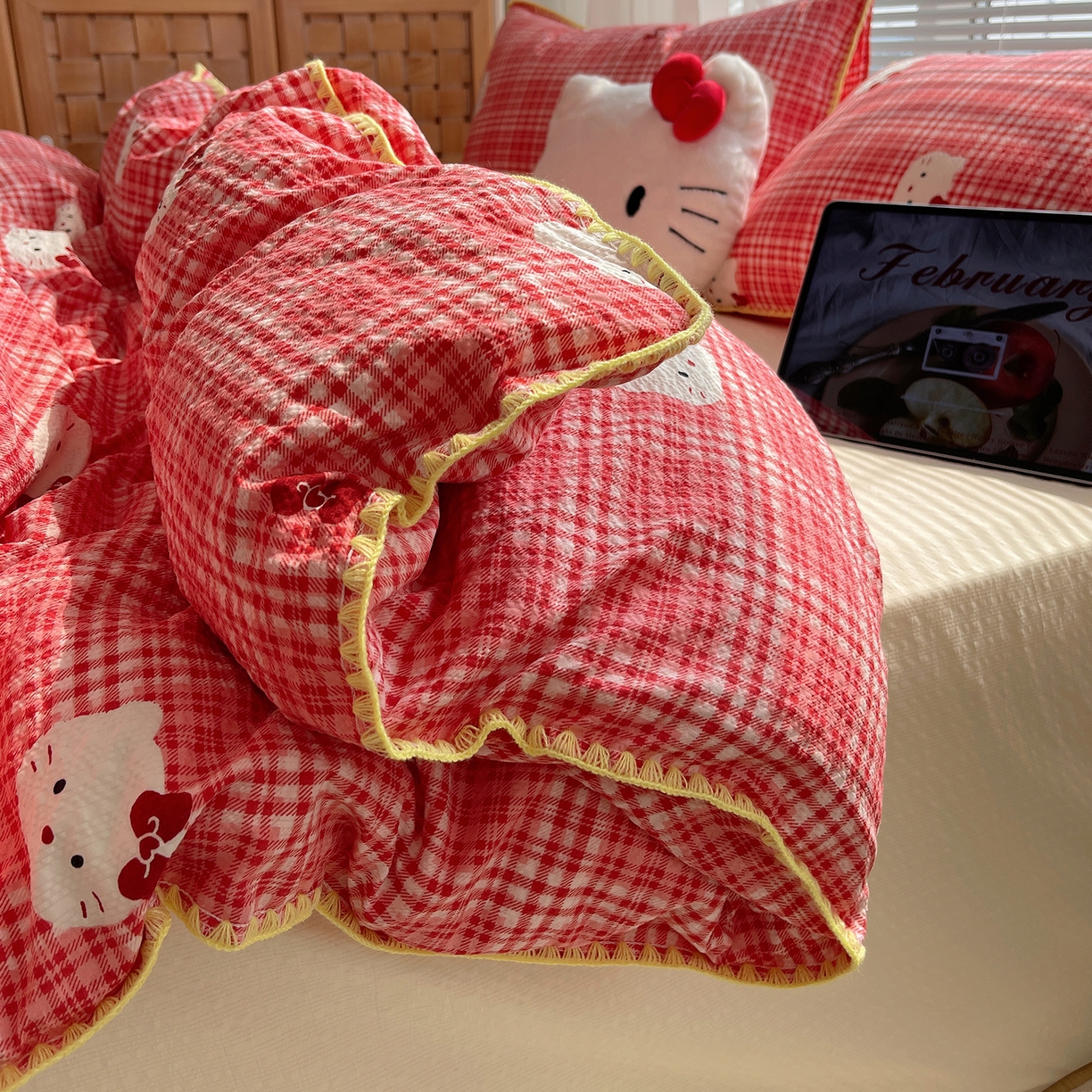 91家纺网 家纺一手货源 找家纺 桃心家居 2026新款A类费尔岛可爱卡通贝壳边三角针工艺双层纱泡芙棉泡芙纱系列四件套 泡芙棉-红格布丁猫