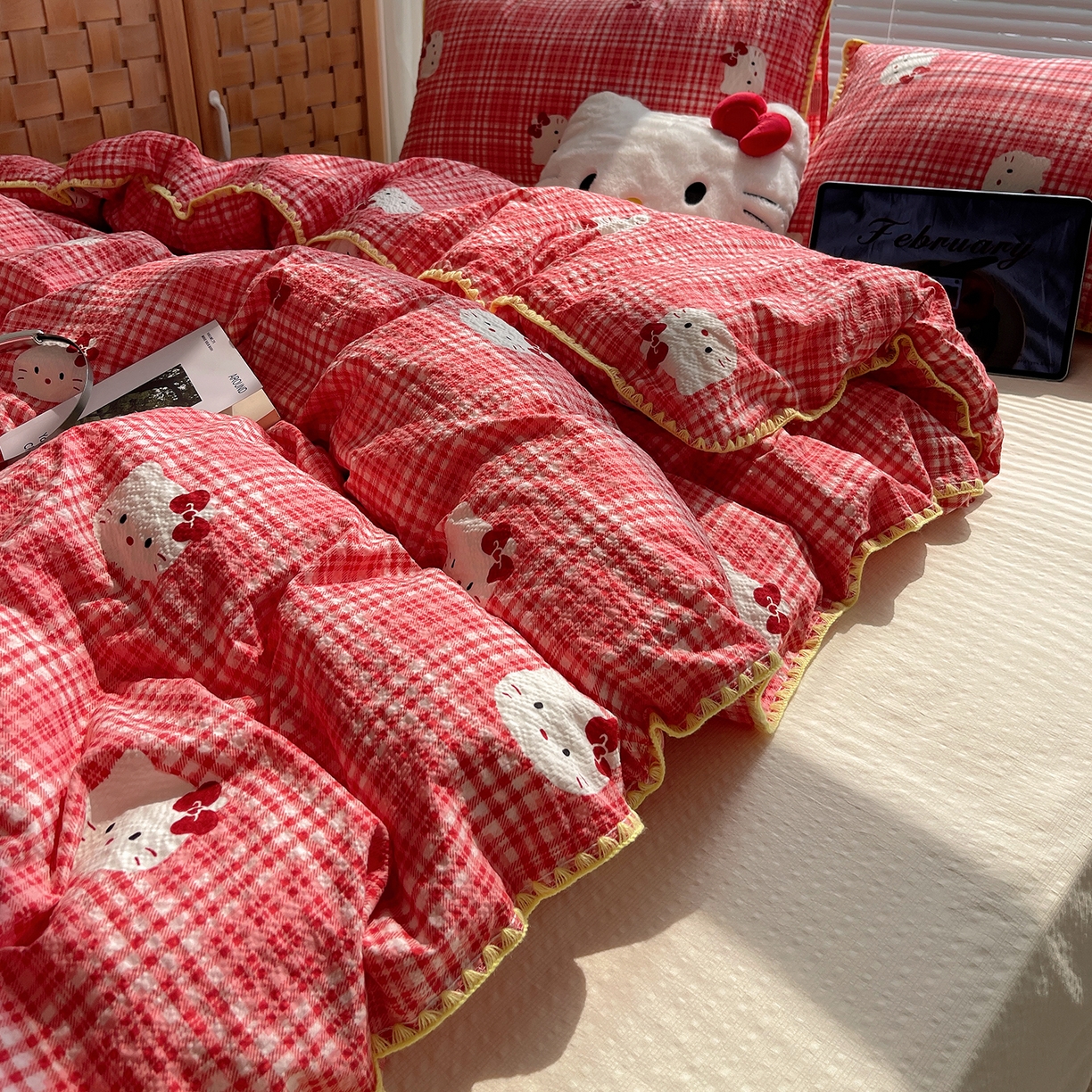 91家纺网 家纺一手货源 找家纺 桃心家居 2026新款A类费尔岛可爱卡通贝壳边三角针工艺双层纱泡芙棉泡芙纱系列四件套 泡芙棉-红格布丁猫