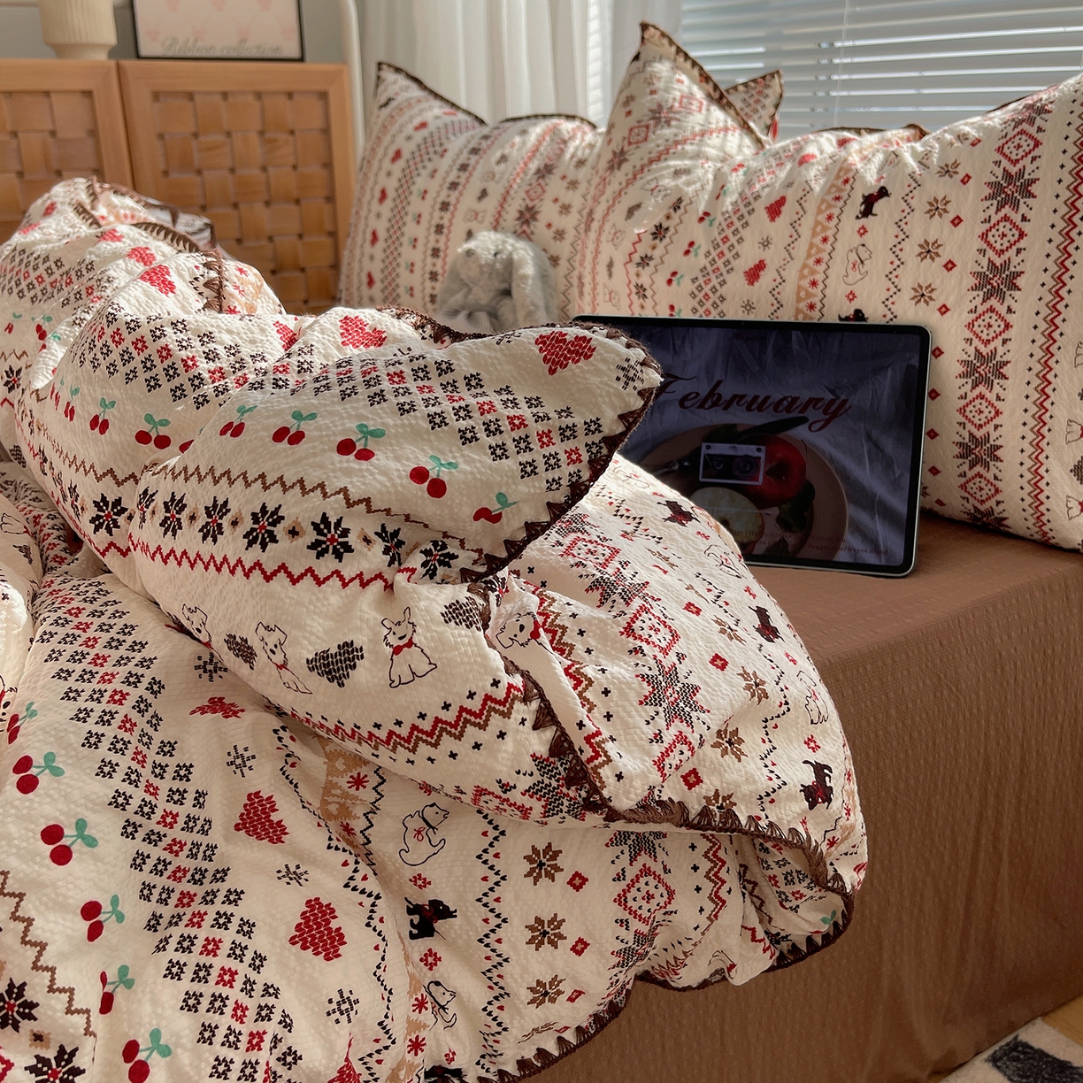 91家纺网 家纺一手货源 找家纺 桃心家居 2026新款A类费尔岛可爱卡通贝壳边三角针工艺双层纱泡芙棉泡芙纱系列四件套 泡芙棉-圣诞小狗