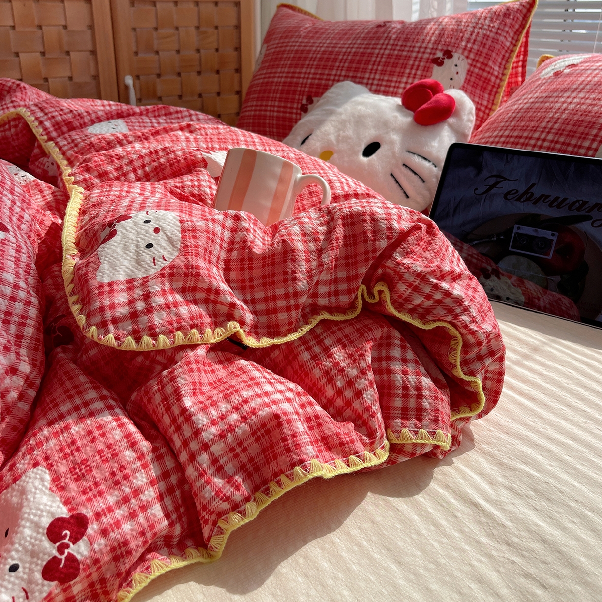 91家纺网 家纺一手货源 找家纺 桃心家居 2026新款A类费尔岛可爱卡通贝壳边三角针工艺双层纱泡芙棉泡芙纱系列四件套 泡芙棉-红格布丁猫