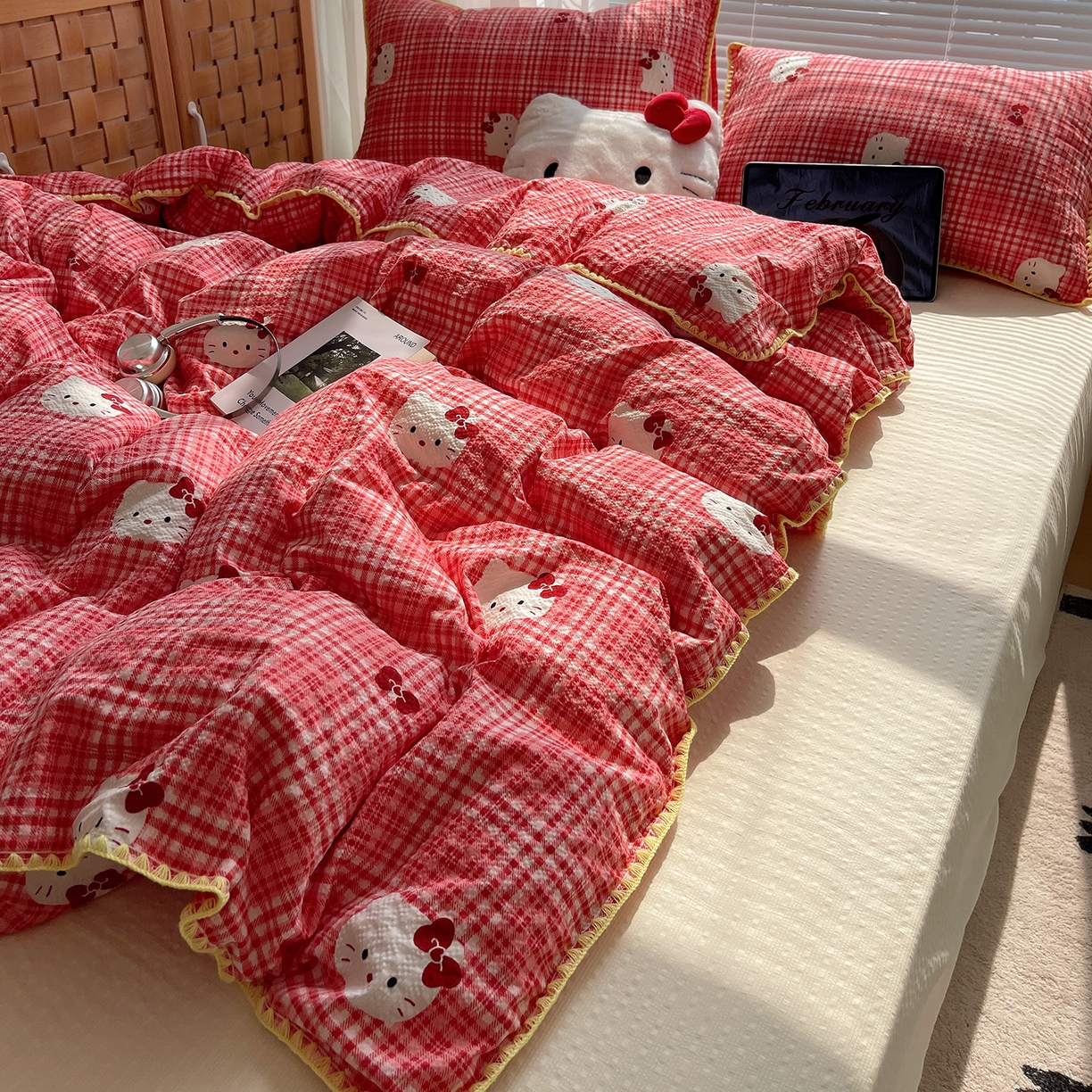 91家纺网 家纺一手货源 找家纺 桃心家居 2026新款A类费尔岛可爱卡通贝壳边三角针工艺双层纱泡芙棉泡芙纱系列四件套 泡芙棉-红格布丁猫
