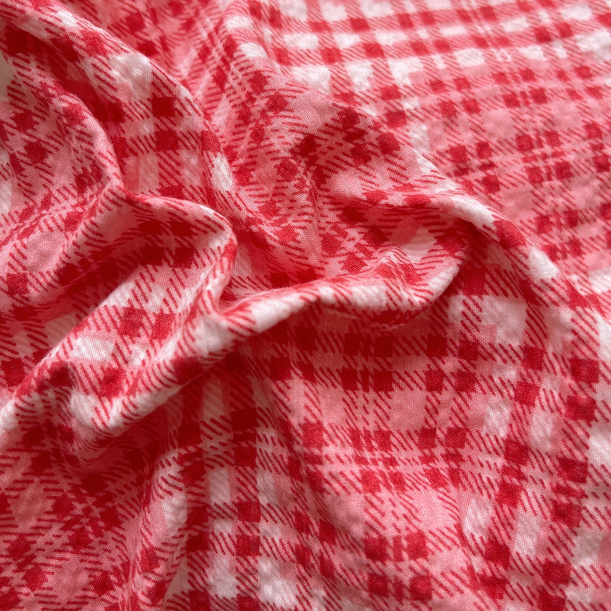 91家纺网 家纺一手货源 找家纺 桃心家居 2026新款A类费尔岛可爱卡通贝壳边三角针工艺双层纱泡芙棉泡芙纱系列四件套 泡芙棉-红格布丁猫