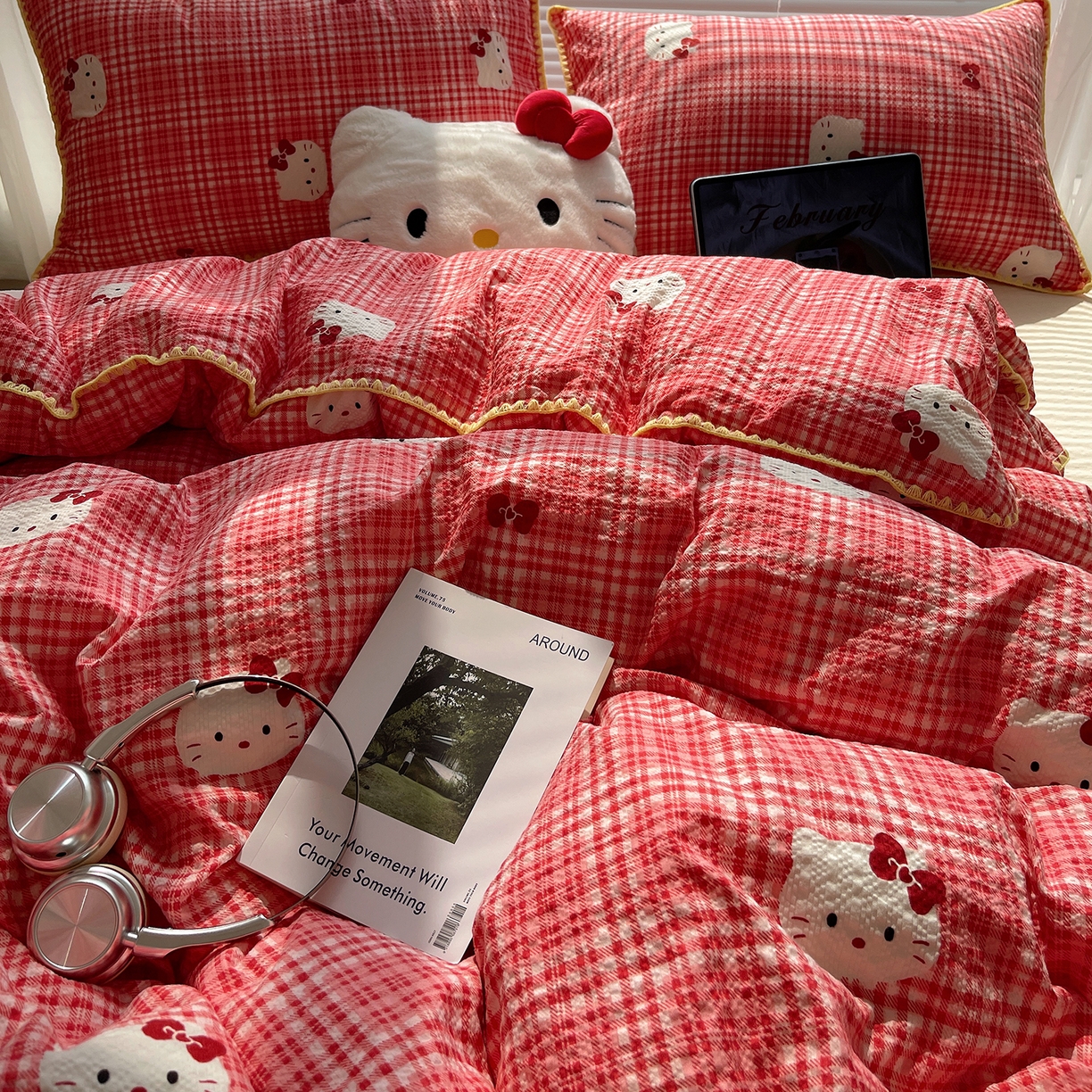 91家纺网 家纺一手货源 找家纺 桃心家居 2026新款A类费尔岛可爱卡通贝壳边三角针工艺双层纱泡芙棉泡芙纱系列四件套 泡芙棉-红格布丁猫